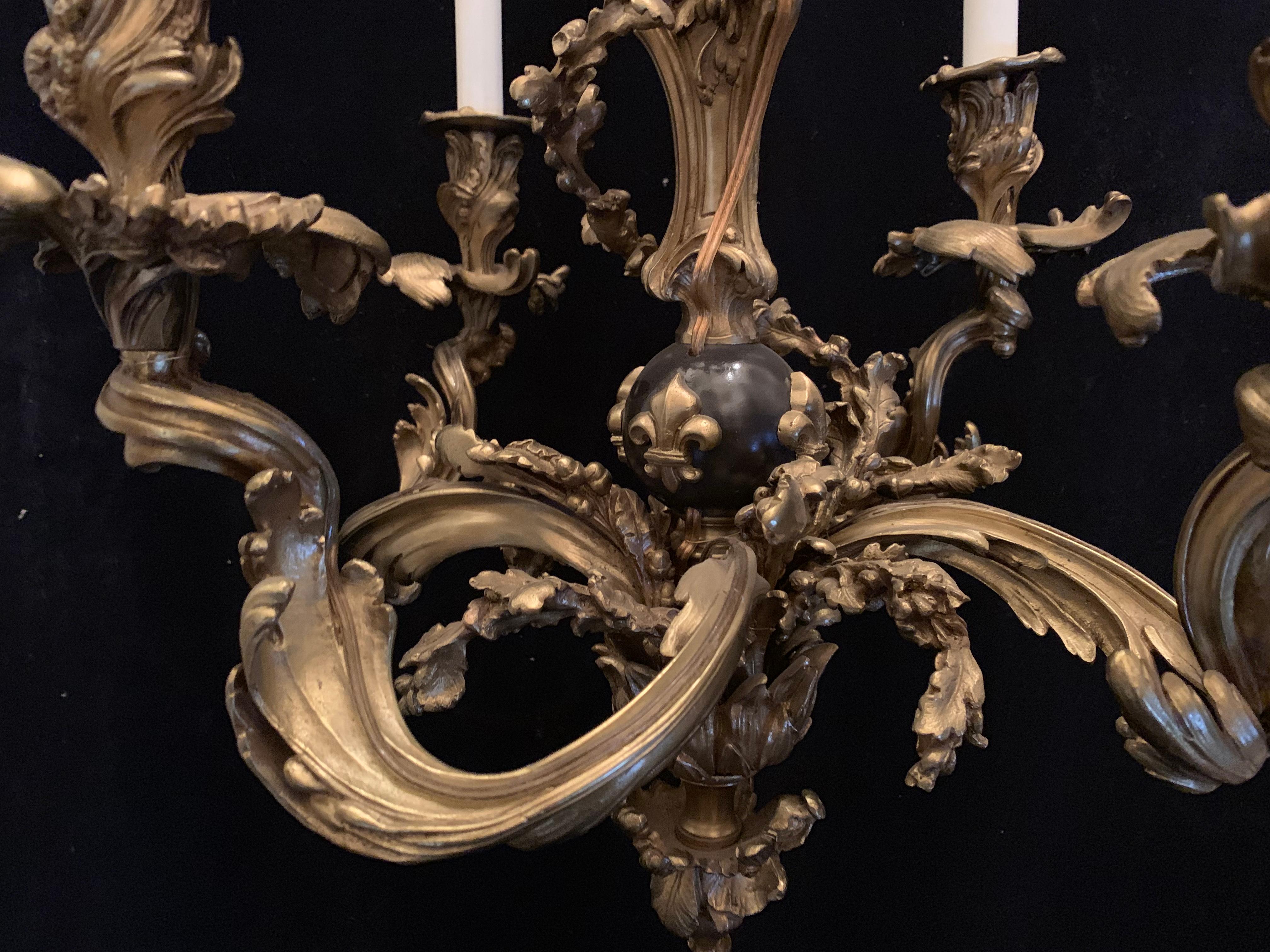 Patiné Merveilleux lustre néoclassique français en bronze patiné avec nœud papillon et pampilles Roccoco en vente