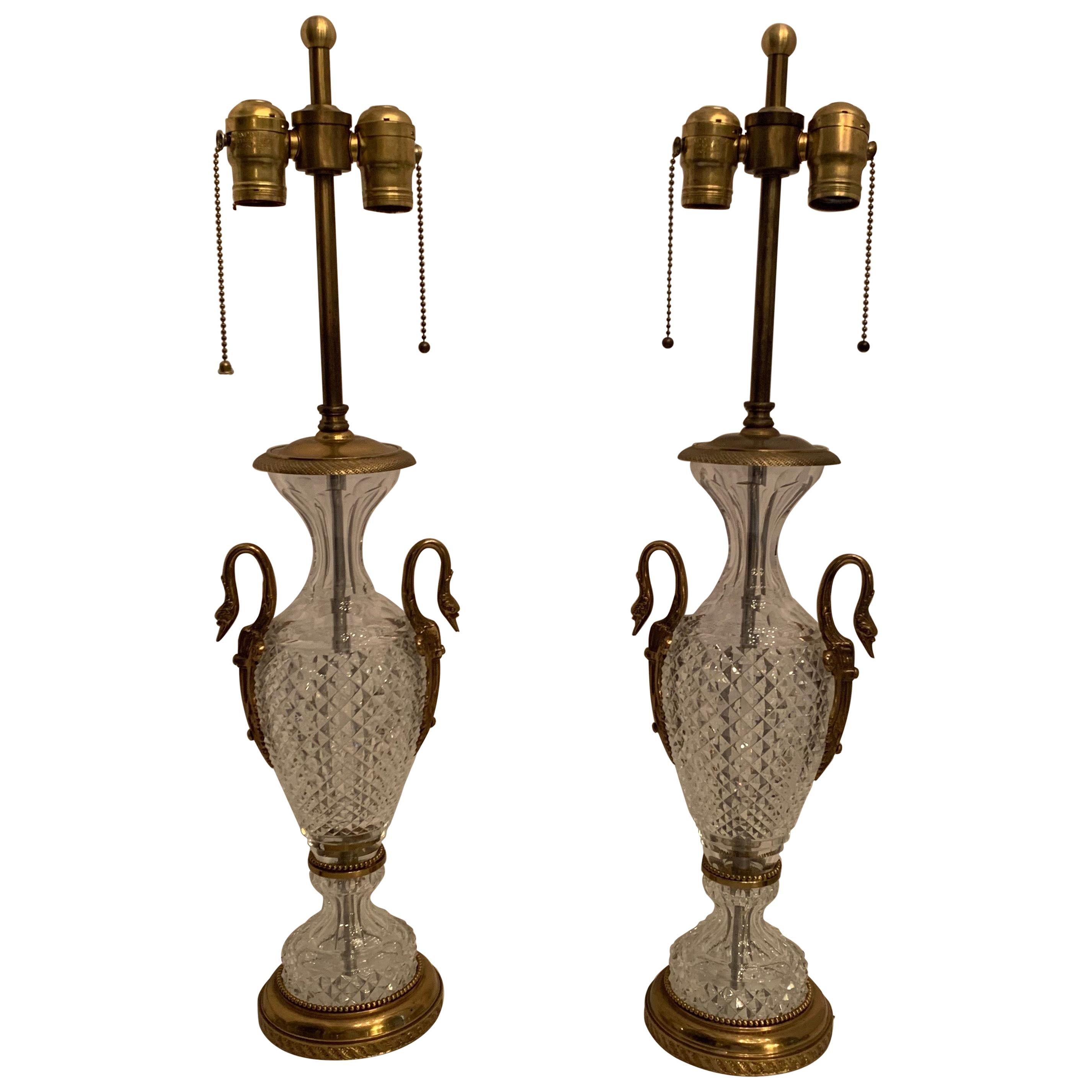 Paire de merveilleuses lampes néoclassiques françaises en bronze orné de cygne et de cristal taillé.