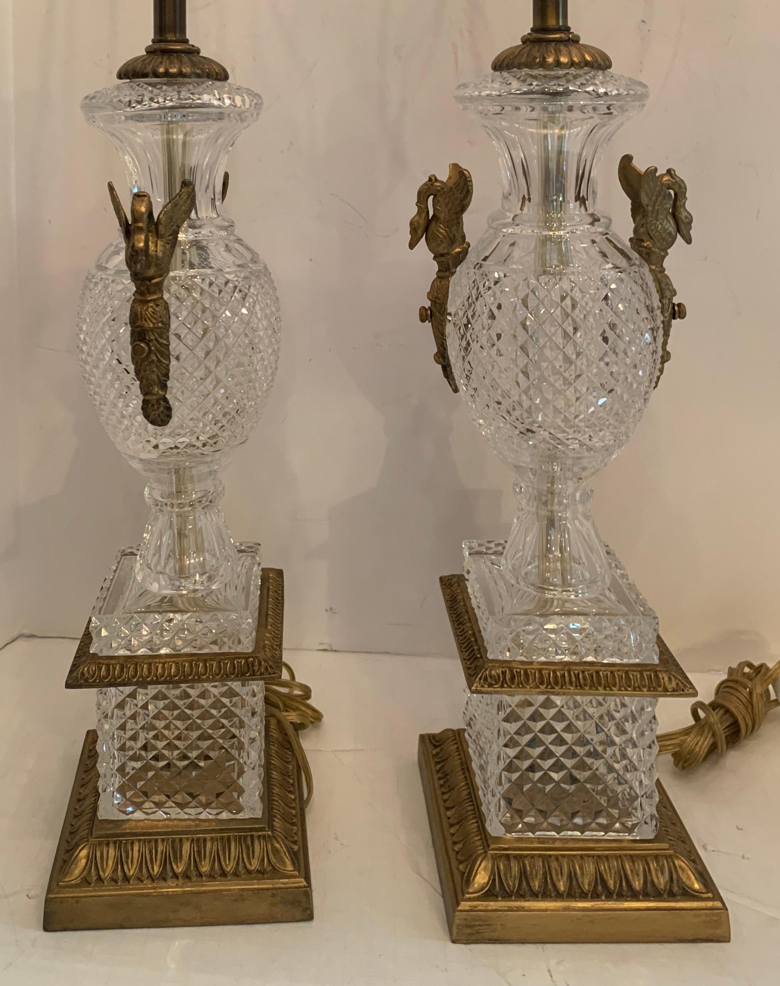 Français Merveilleuse paire de lampes néoclassiques françaises en bronze orné de cygne et de cristal taillé en vente