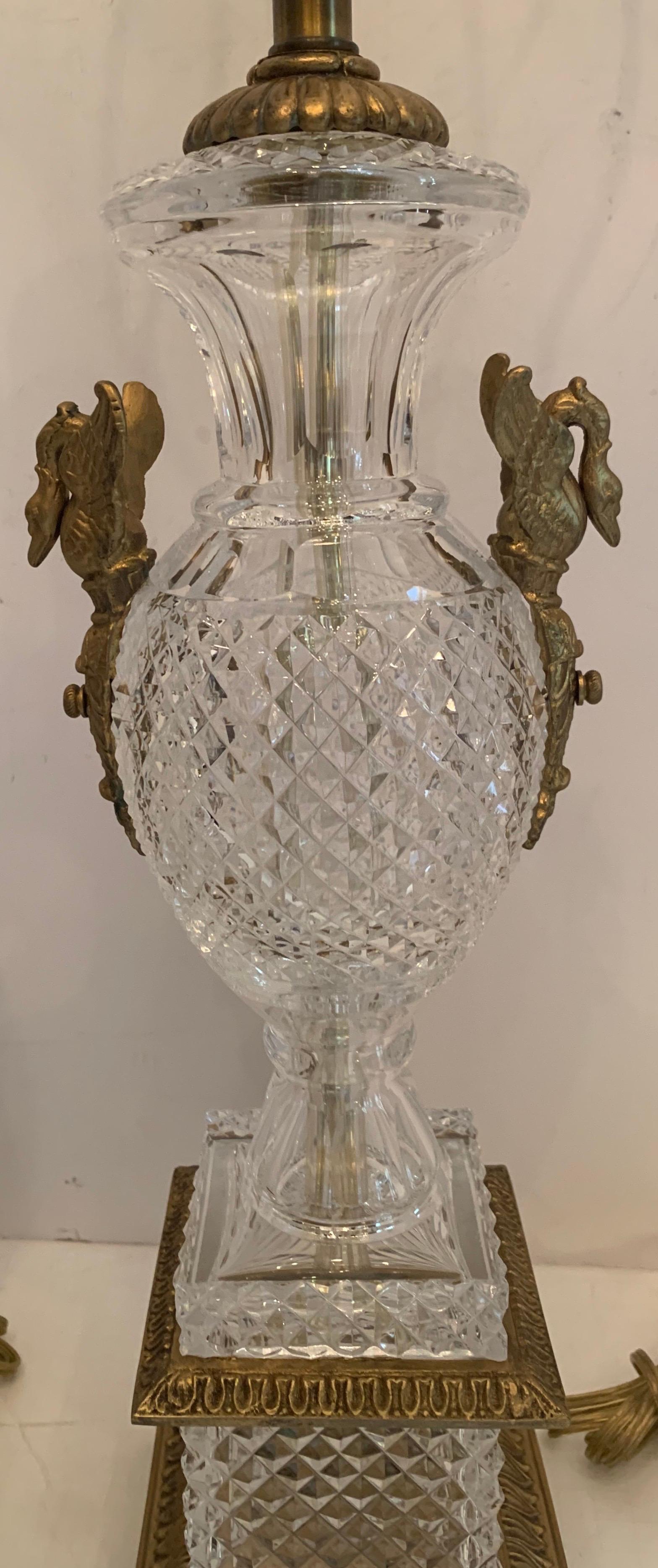 Merveilleuse paire de lampes néoclassiques françaises en bronze orné de cygne et de cristal taillé Bon état - En vente à Roslyn, NY