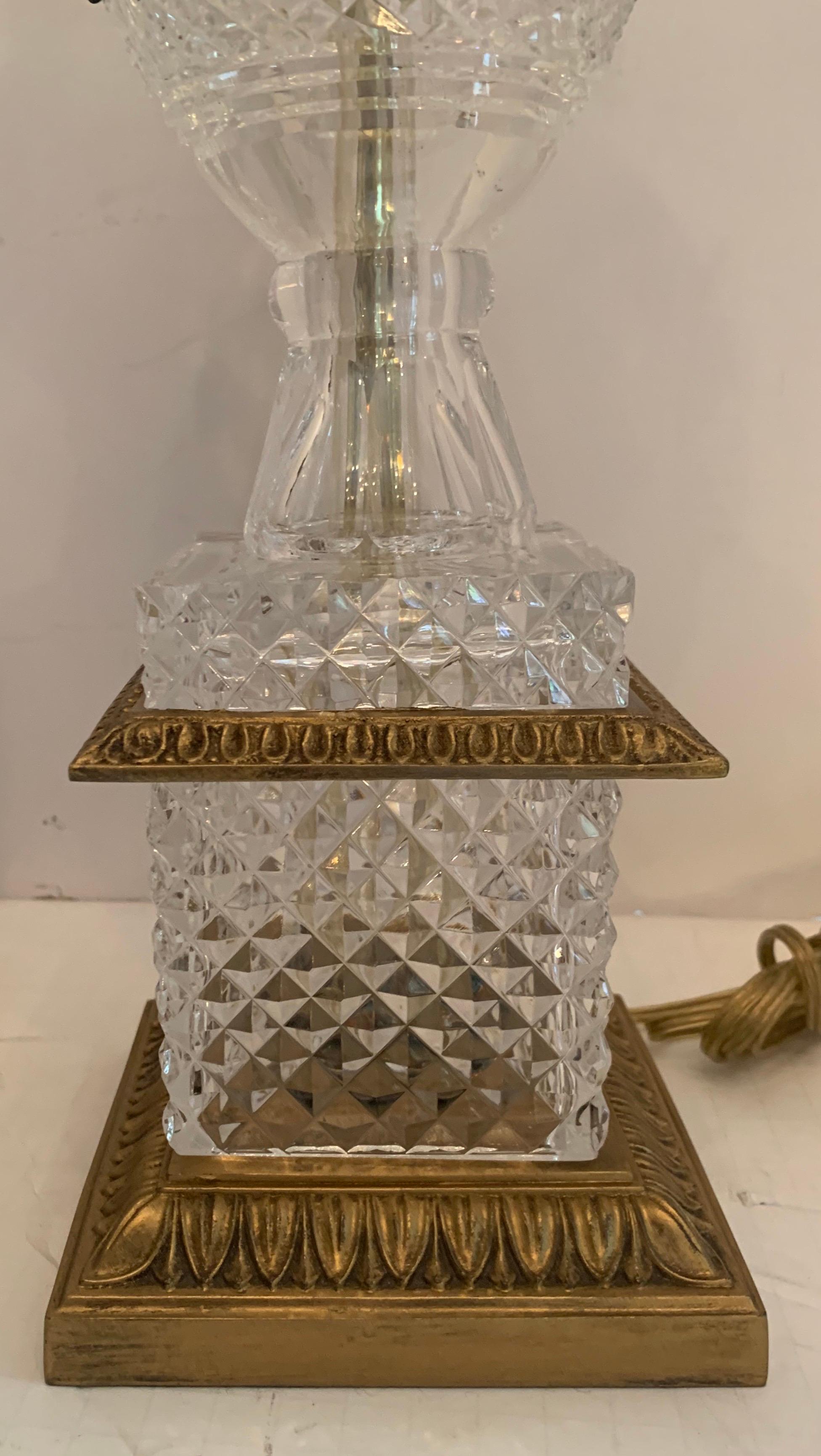 20ième siècle Merveilleuse paire de lampes néoclassiques françaises en bronze orné de cygne et de cristal taillé en vente