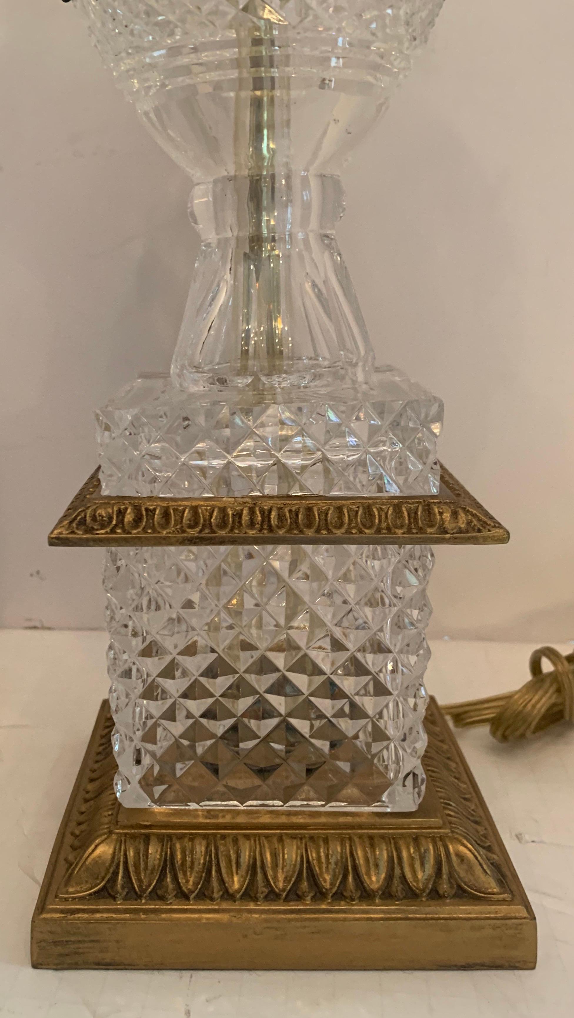 Maravillosa Pareja de Lámparas Neoclásicas Francesas de Cisne Montadas en Ormolu de Bronce y Cristal Tallado siglo XX en venta