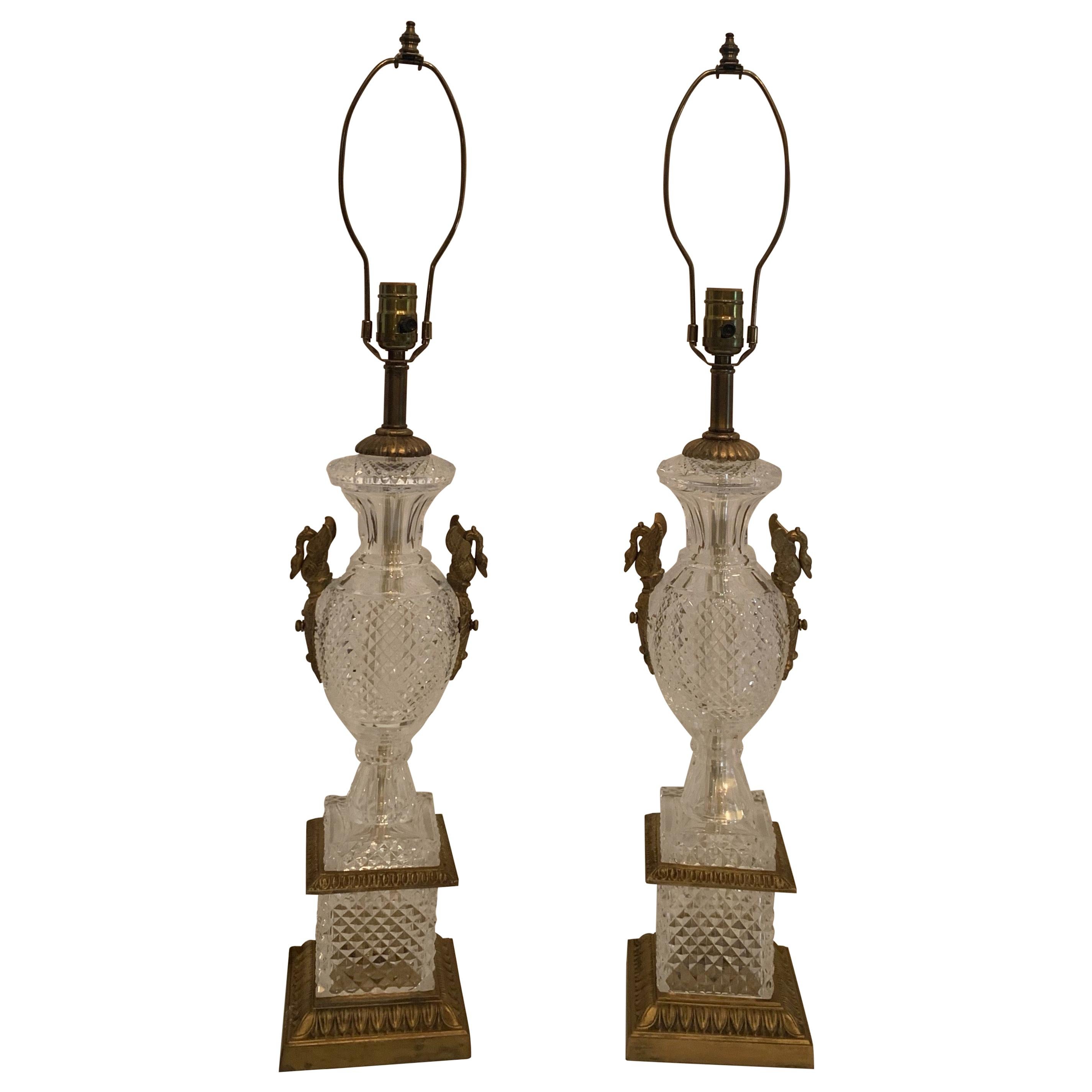Merveilleuse paire de lampes néoclassiques françaises en bronze orné de cygne et de cristal taillé