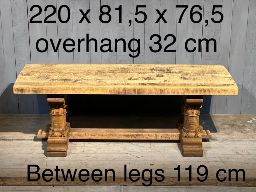 Dieses Tischmodell habe ich in 40 Jahren nur ein einziges Mal gesehen, und es hat eine unglaubliche architektonische Basis. Jedes Bein ist wie eine Säule aus massiver Eiche geschnitzt, wie auch der ganze Tisch mit einer superdicken 8,5 cm Platte.