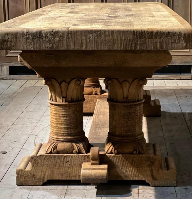 Chêne Merveilleuse table à manger de ferme en chêne français avec base architecturale en vente