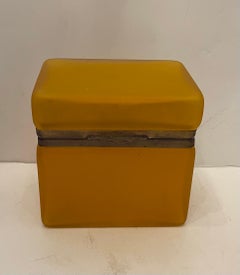 Maravilloso Joyero Cofre con Bisagra de Latón Ormolu y Cristal Opaline Francés Naranja