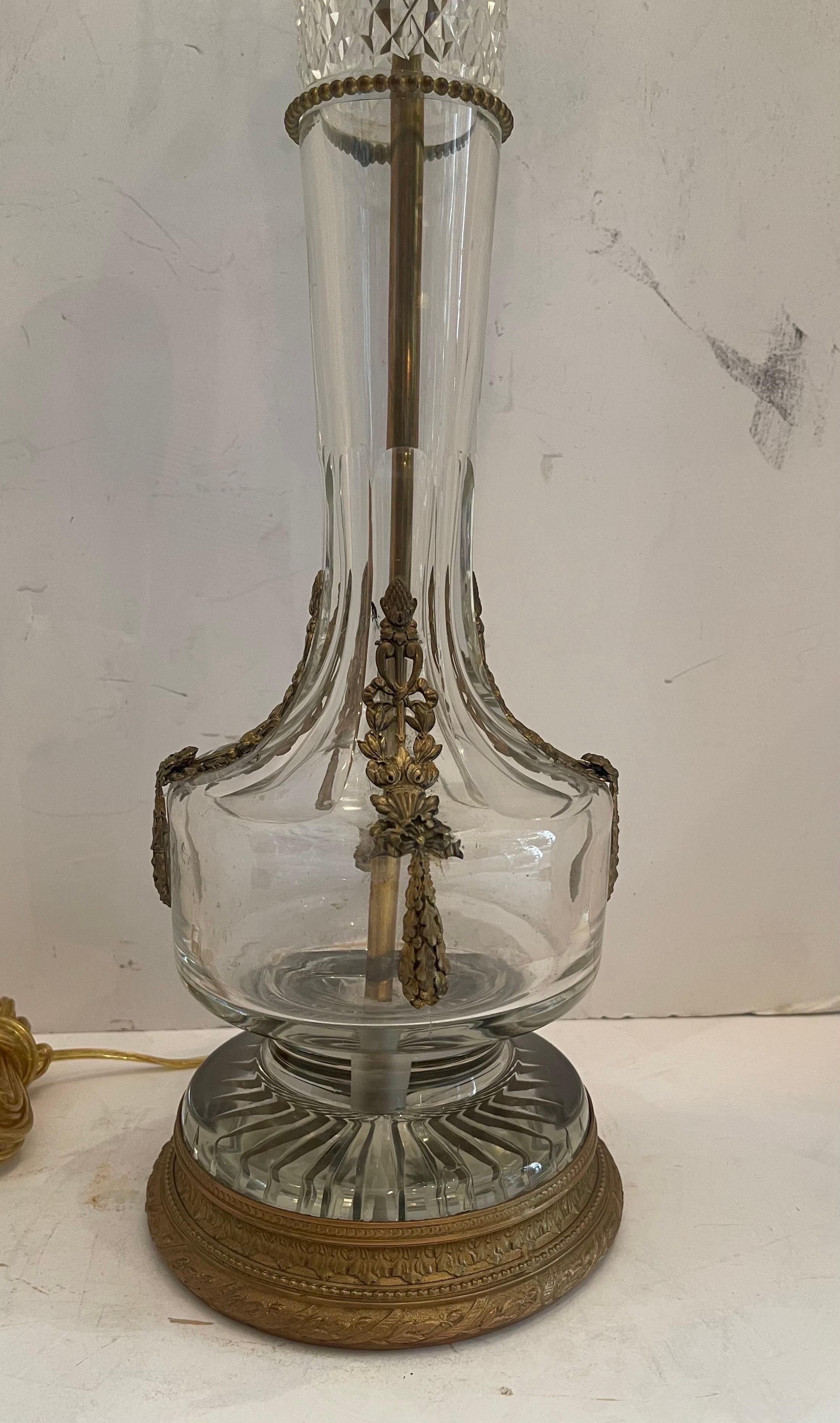 Facetté Merveilleuse lampe française Belle Époque en bronze doré et cristal à facettes en vente
