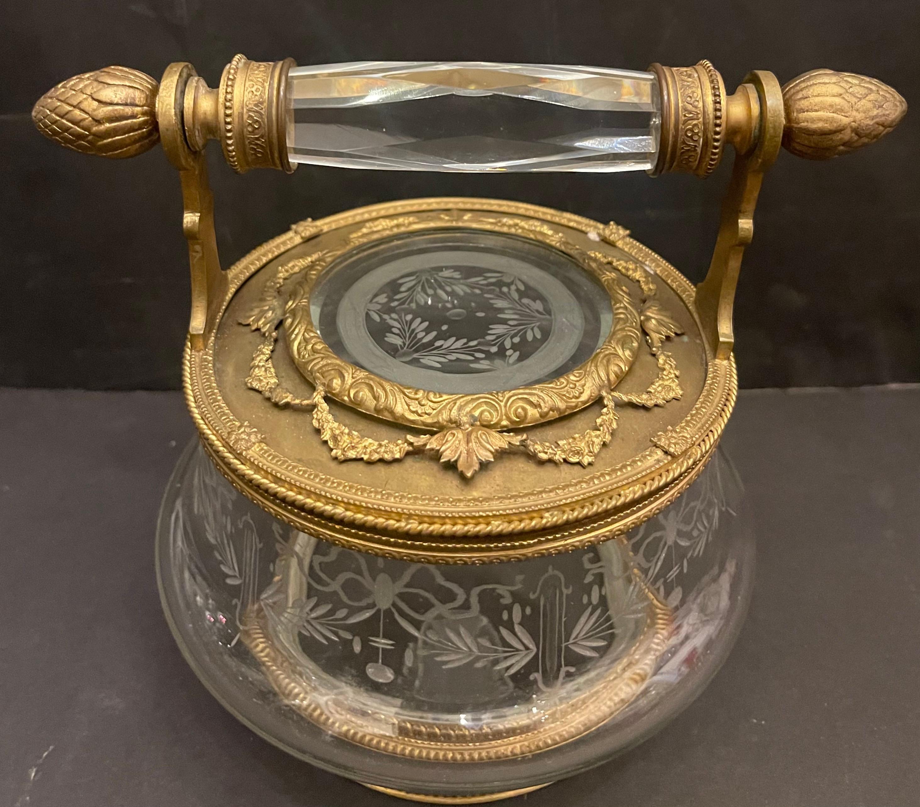 Maravilloso Joyero Cofre Francés de Cristal Grabado y Bronce Montado en Ormolu Atribuido a Baccarat 