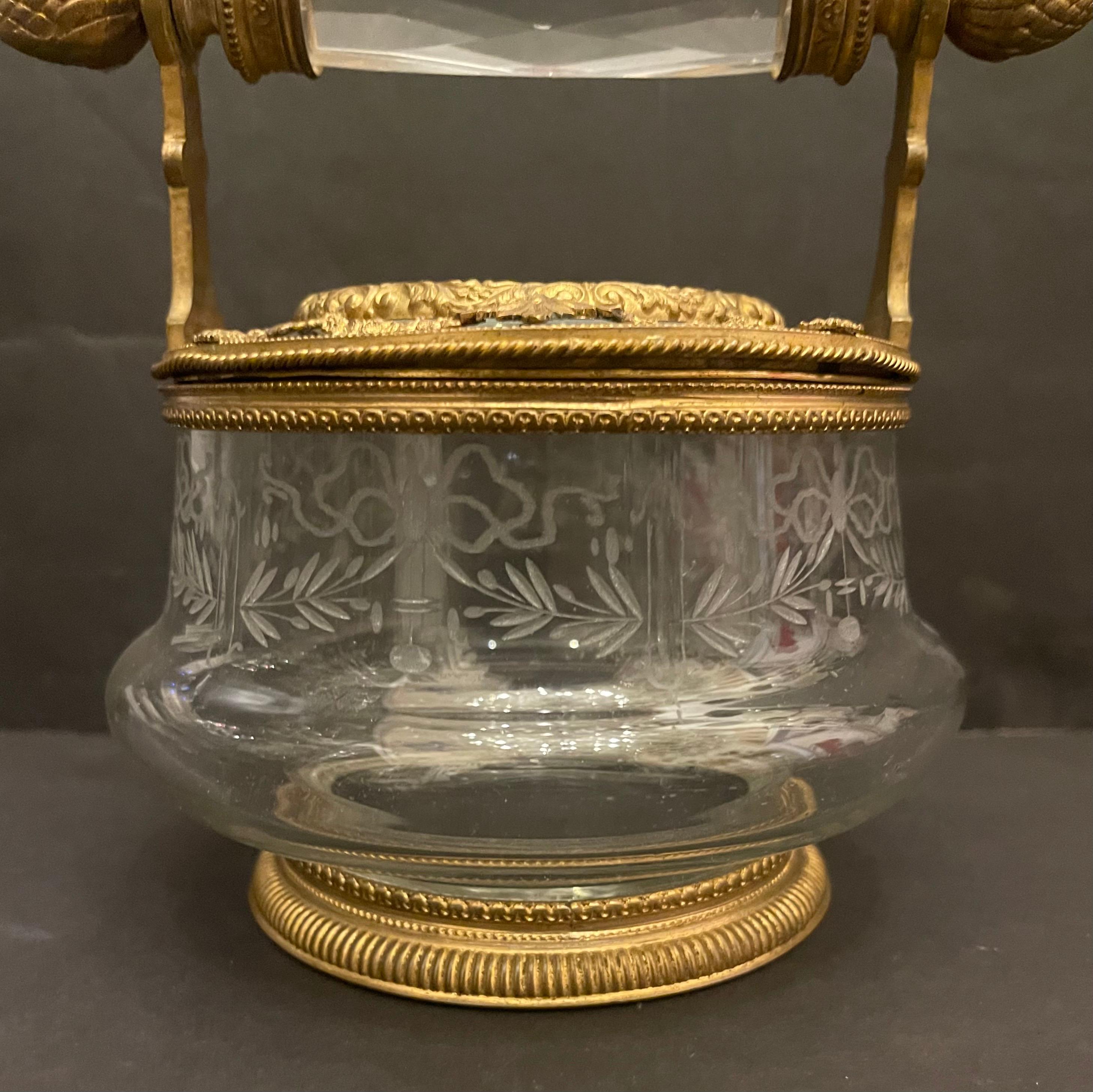 Maravilloso Joyero Cofre Baccarat Francés Ormolu Montado Cristal Bronce en Bueno estado para la venta en Roslyn, NY