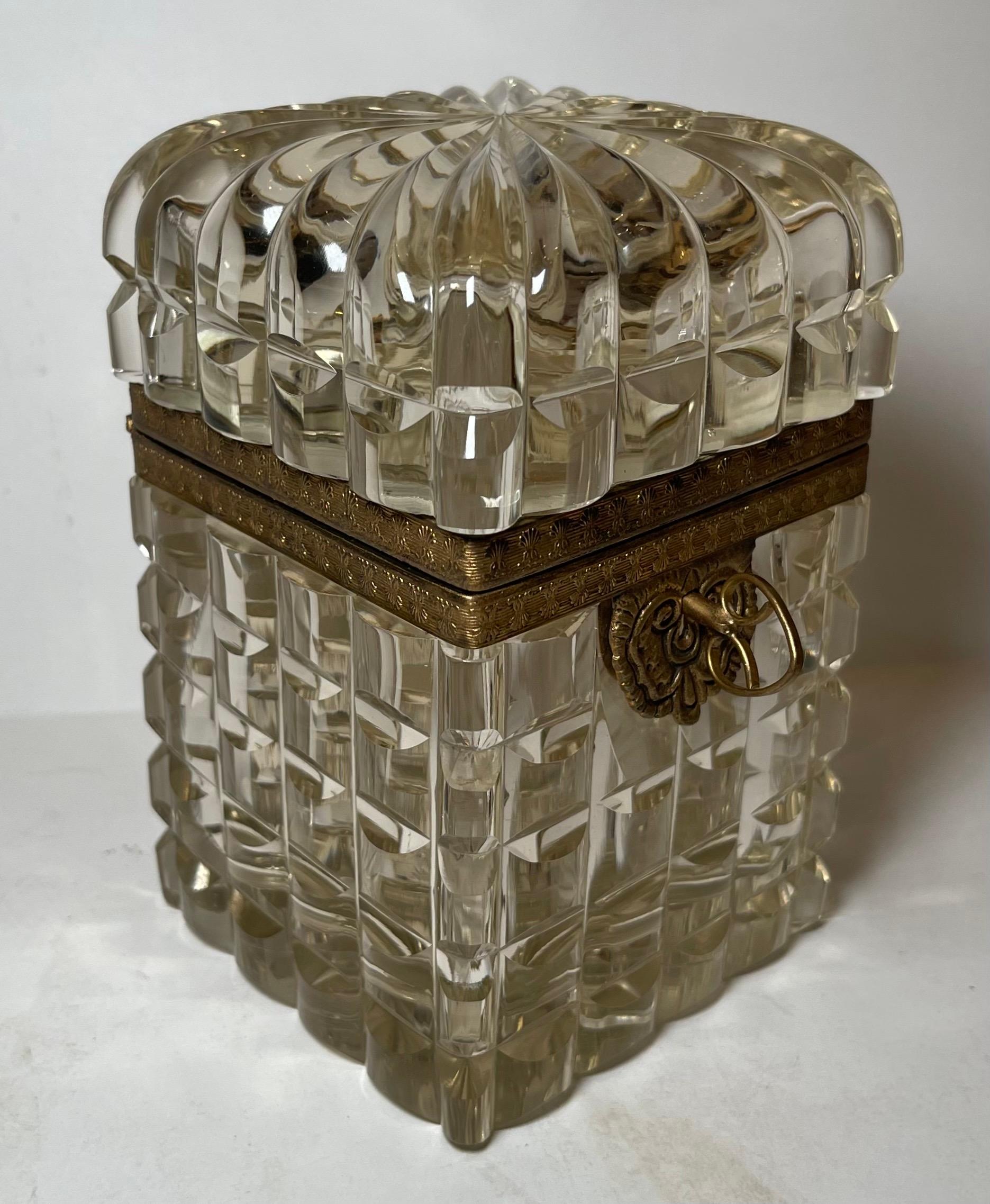 Regency Merveilleuse boîte à bijoux de Baccarat en bronze et cristal taillé monté en bronze doré français en vente
