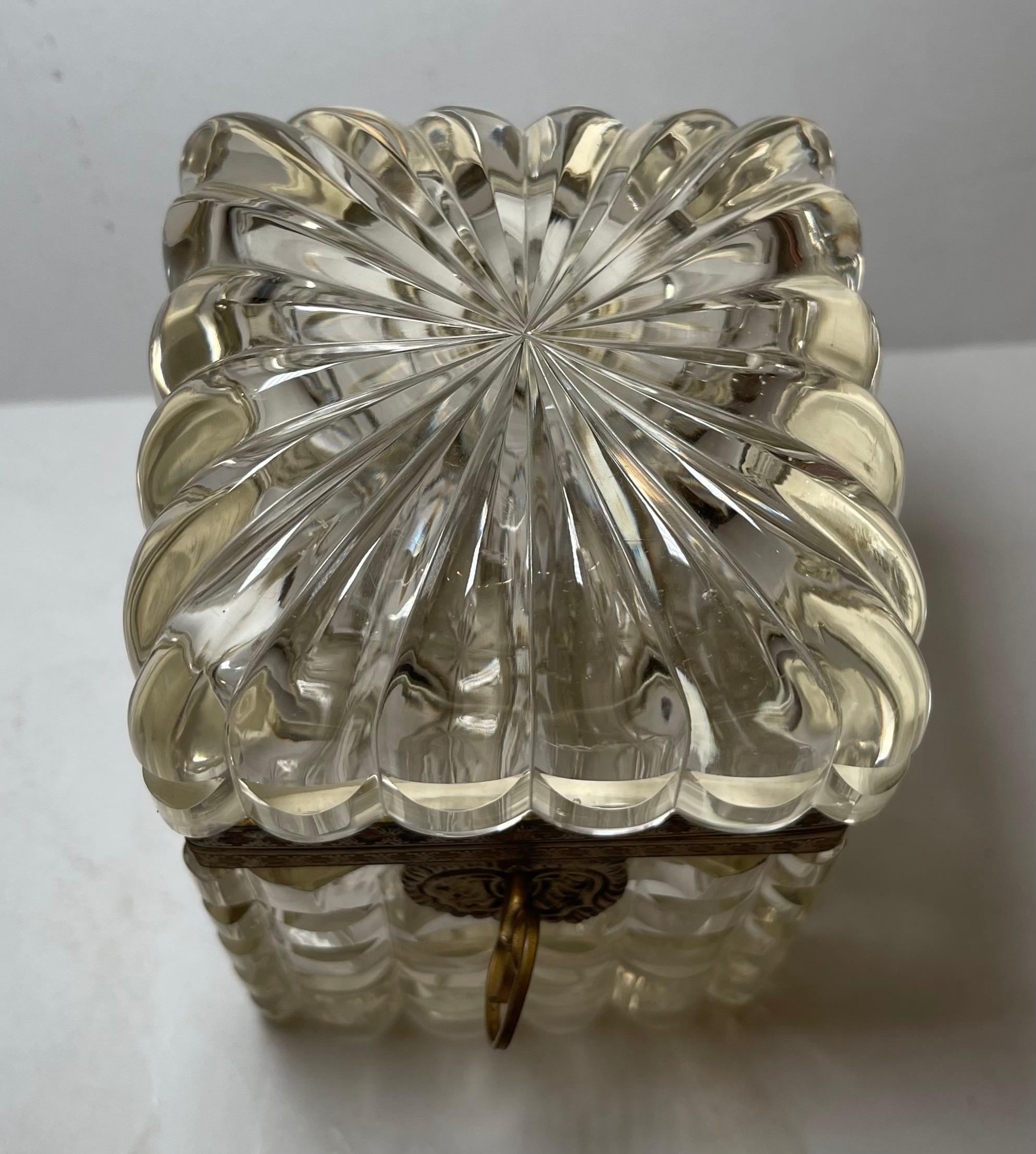 Français Merveilleuse boîte à bijoux de Baccarat en bronze et cristal taillé monté en bronze doré français en vente