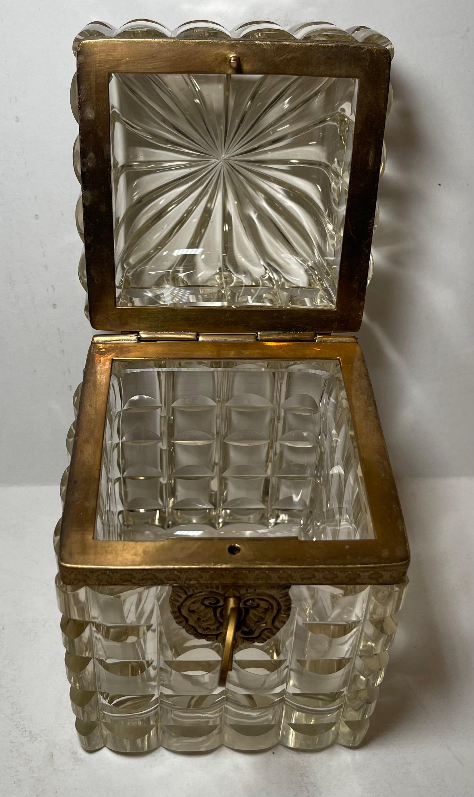 20ième siècle Merveilleuse boîte à bijoux de Baccarat en bronze et cristal taillé monté en bronze doré français en vente