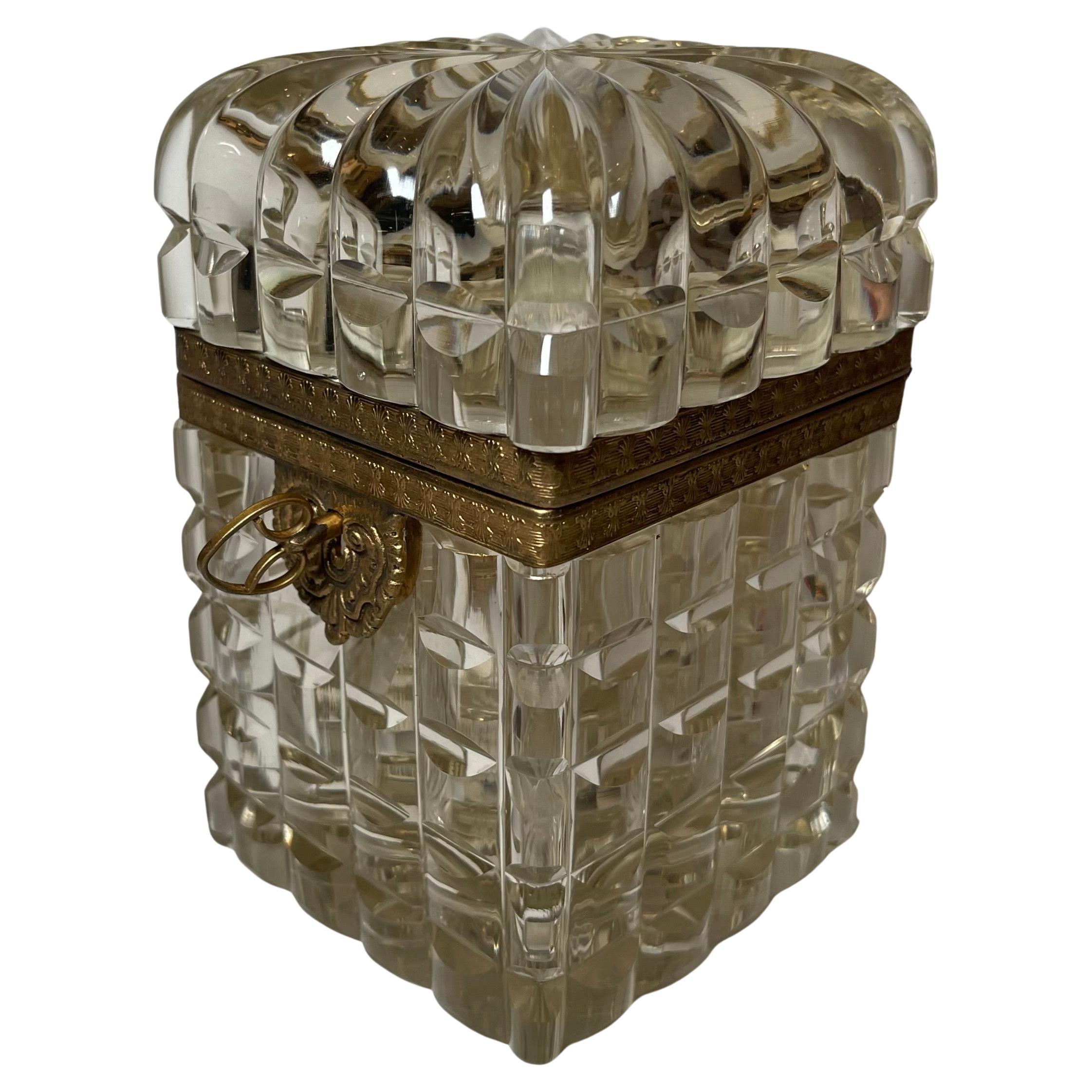 Merveilleuse boîte à bijoux de Baccarat en bronze et cristal taillé monté en bronze doré français