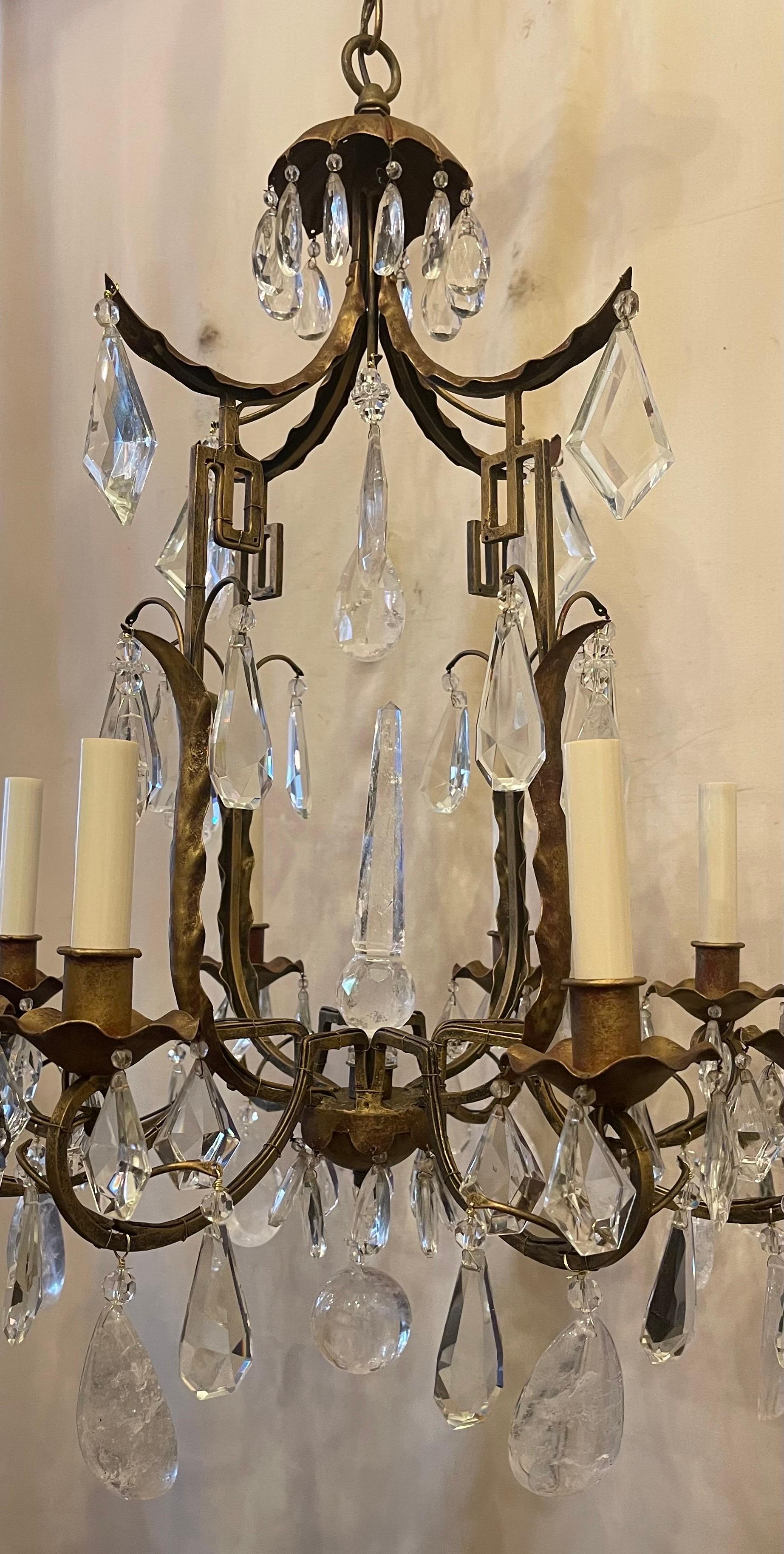 Français Magnifique lustre 8 lumières Maison Baguès en cristal de roche doré. en vente