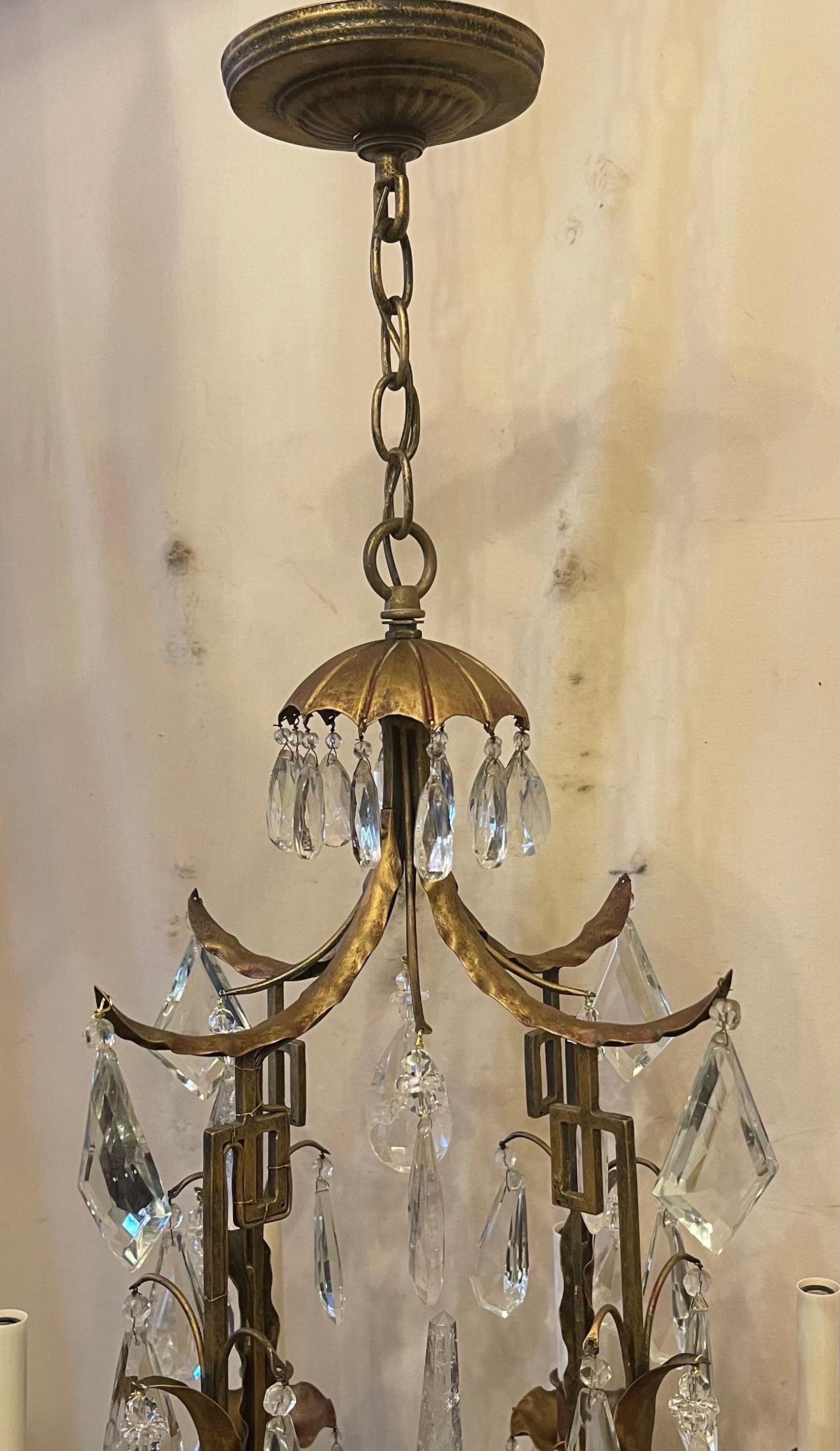 Doré Magnifique lustre 8 lumières Maison Baguès en cristal de roche doré. en vente