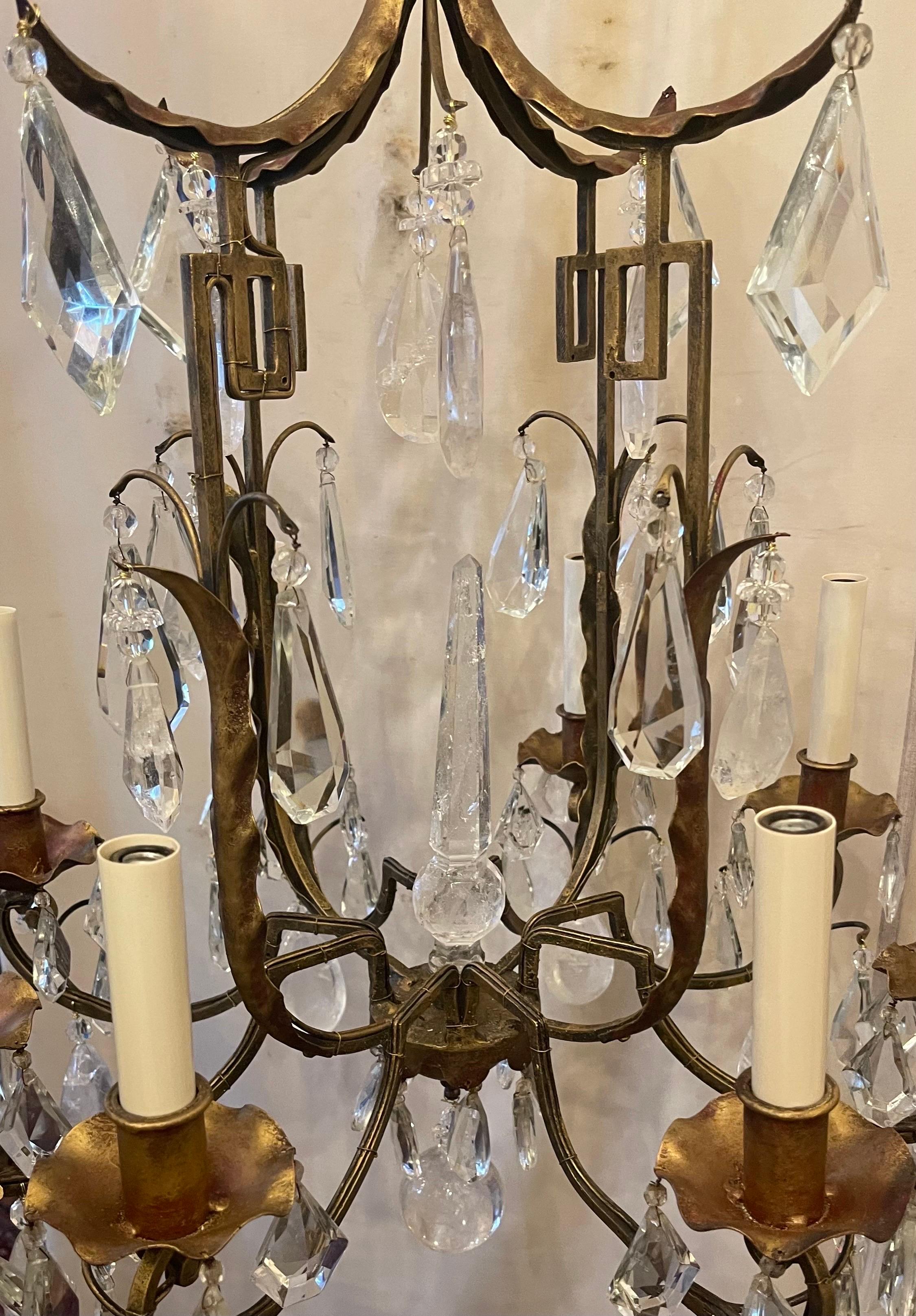 Magnifique lustre 8 lumières Maison Baguès en cristal de roche doré. Bon état - En vente à Roslyn, NY