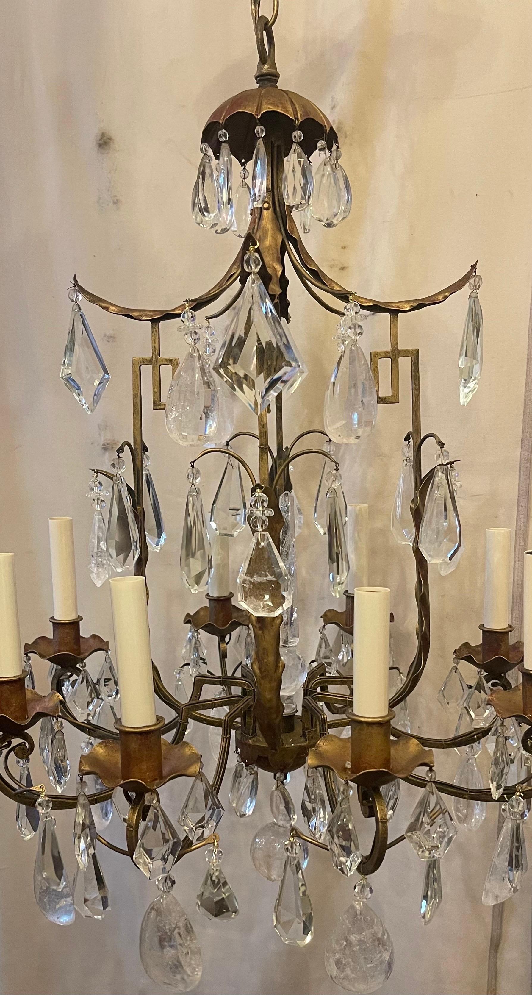 20ième siècle Magnifique lustre 8 lumières Maison Baguès en cristal de roche doré. en vente