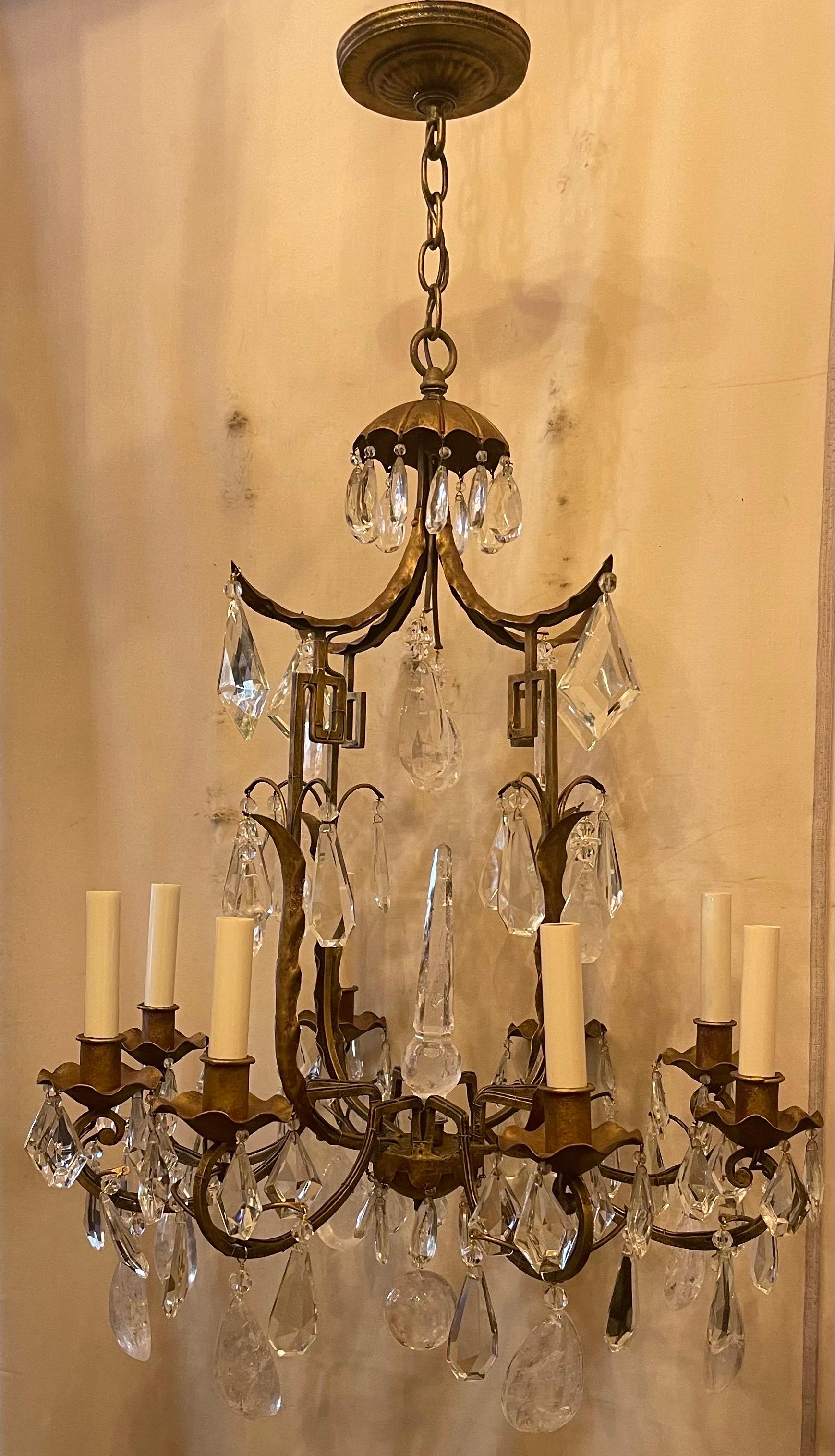 Cristal Magnifique lustre 8 lumières Maison Baguès en cristal de roche doré. en vente