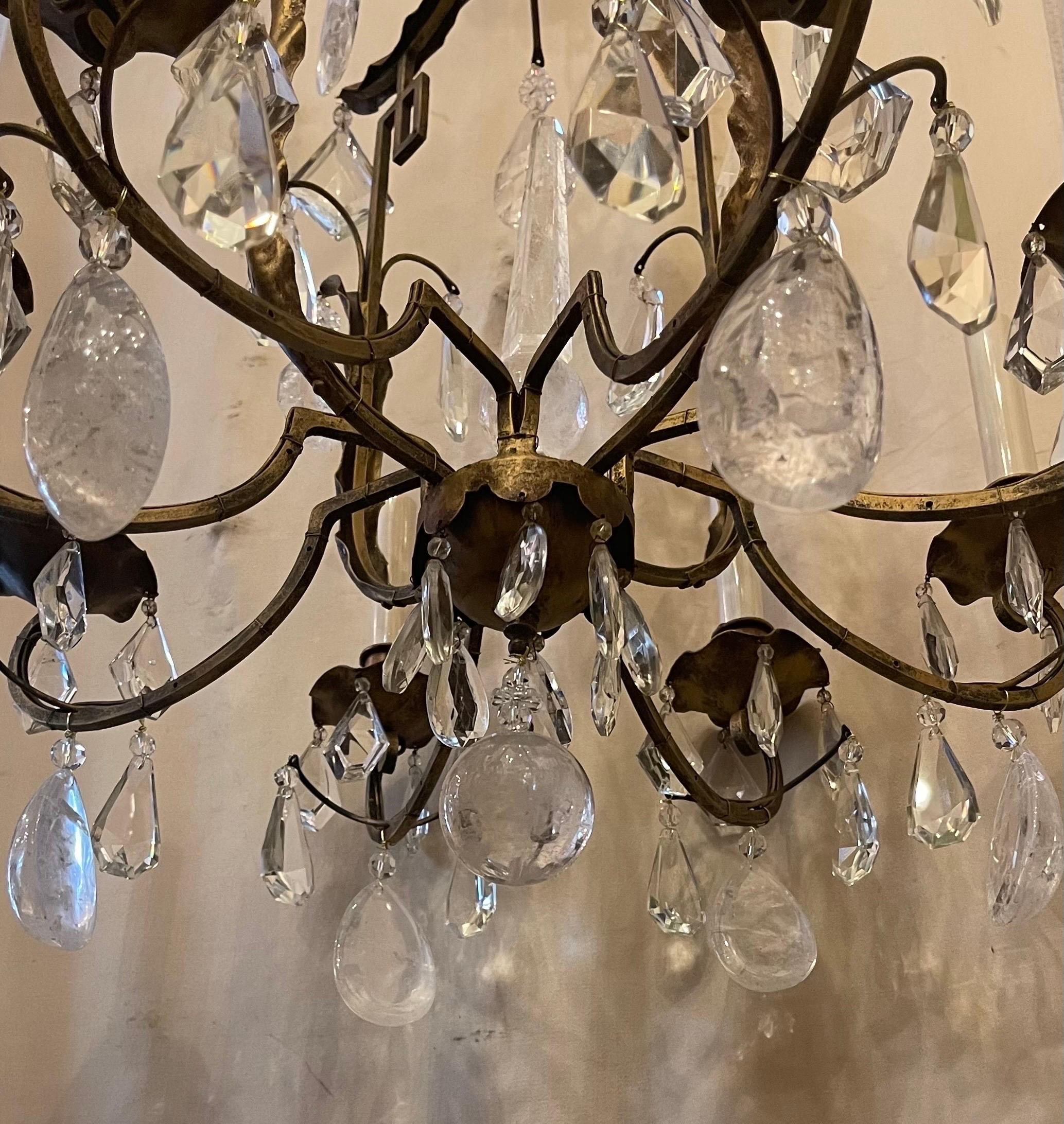 Magnifique lustre 8 lumières Maison Baguès en cristal de roche doré. en vente 1