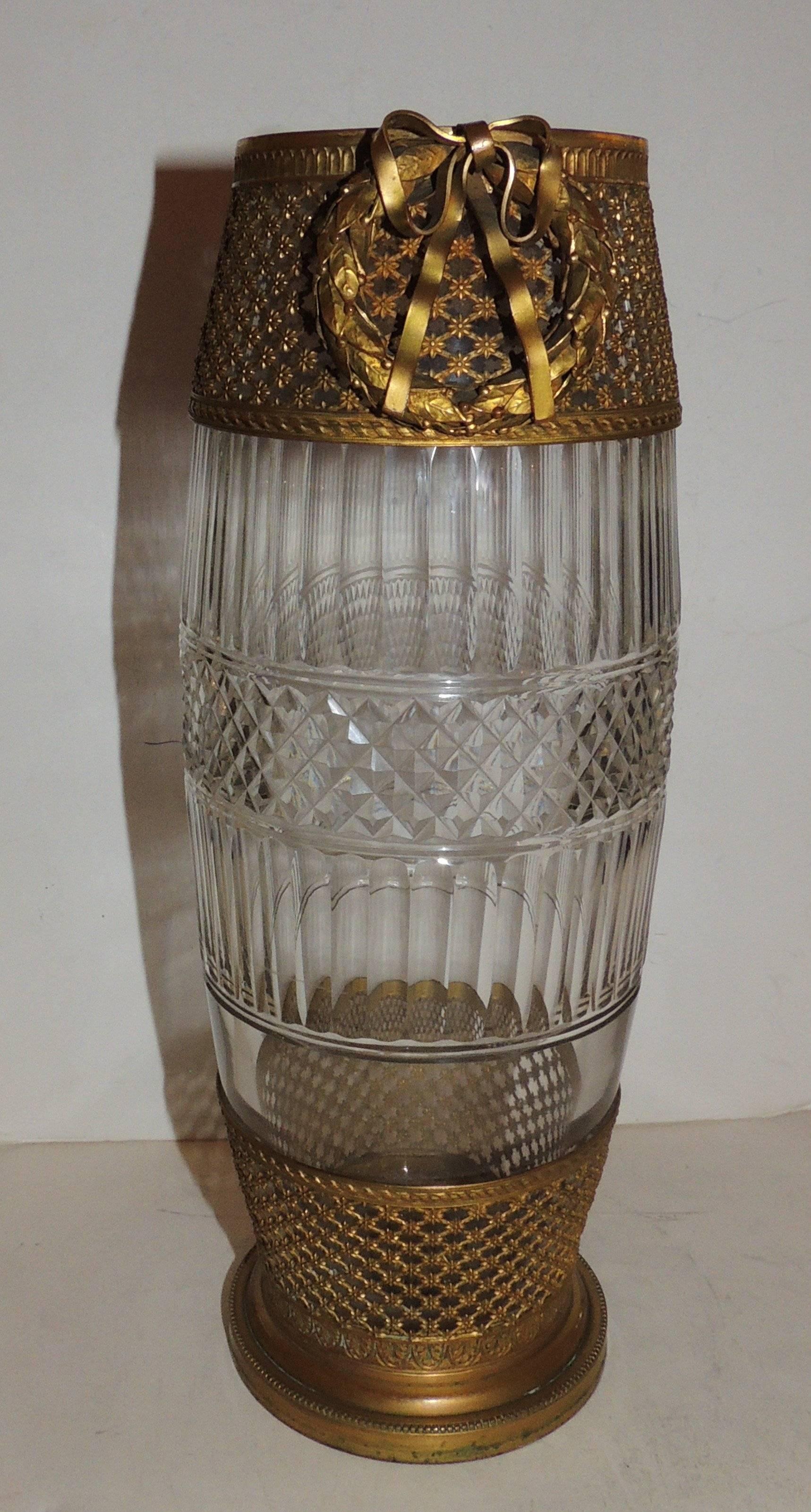 Ein wundervolles Paar französischer Vasen aus vergoldeter Doré-Bronze und Ormolu mit schönen Rosetten und großen Kränzen auf beiden durchbrochenen Bändern mit geriffelten und geschliffenen Kristallvasen.

Maße: 5,5