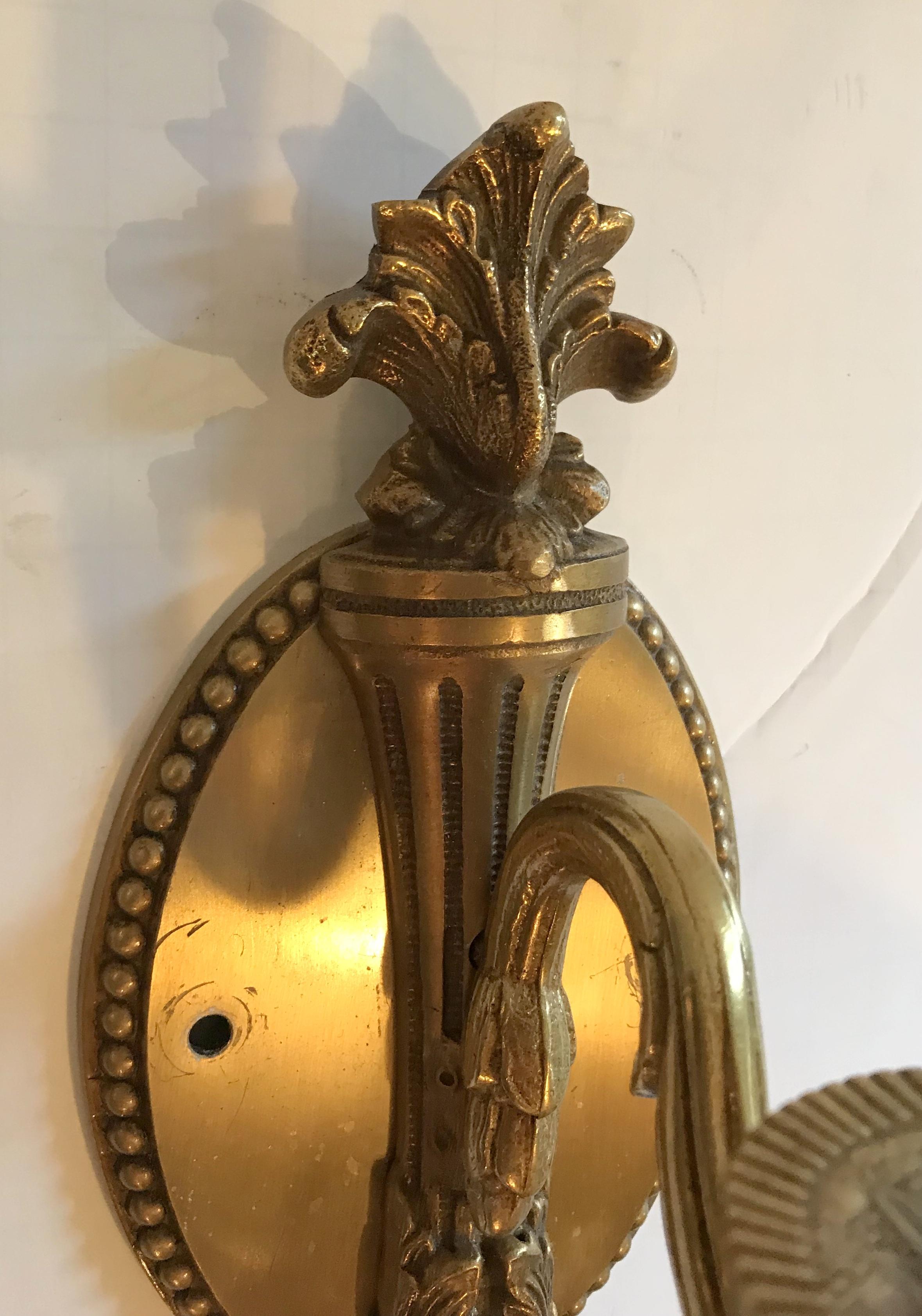Néoclassique Merveilleuse petite applique torchère française en bronze à un seul éclairage avec dos ovale filigrane en vente