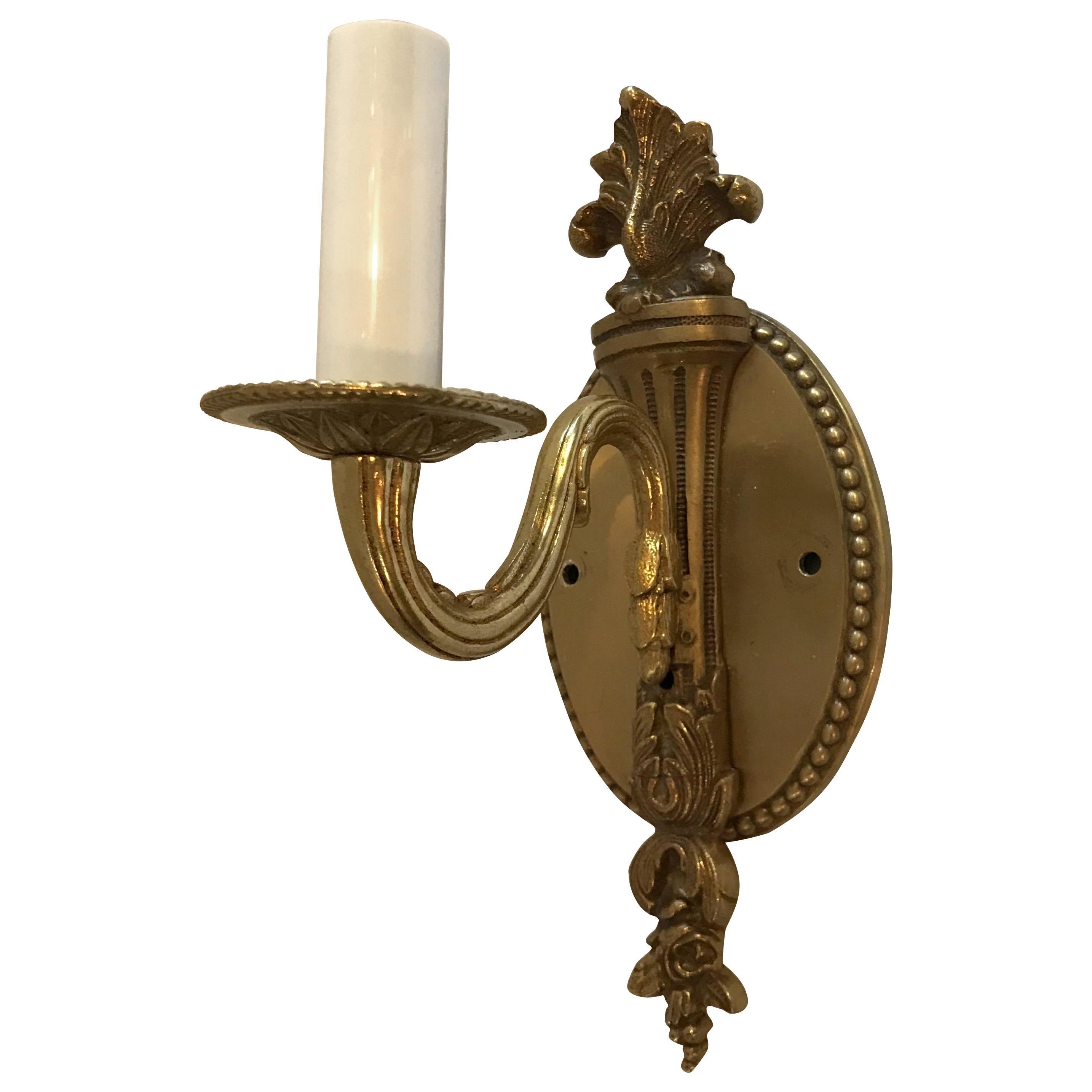 Merveilleuse petite applique torchère française en bronze à un seul éclairage avec dos ovale filigrane