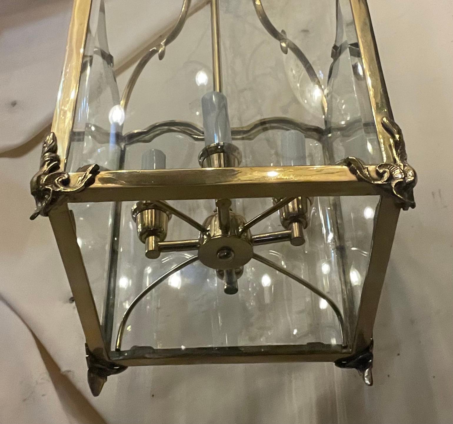 Louis XV Merveilleuse lanterne suspendue carrée en laiton poli Vaughan, de fabrication française en vente