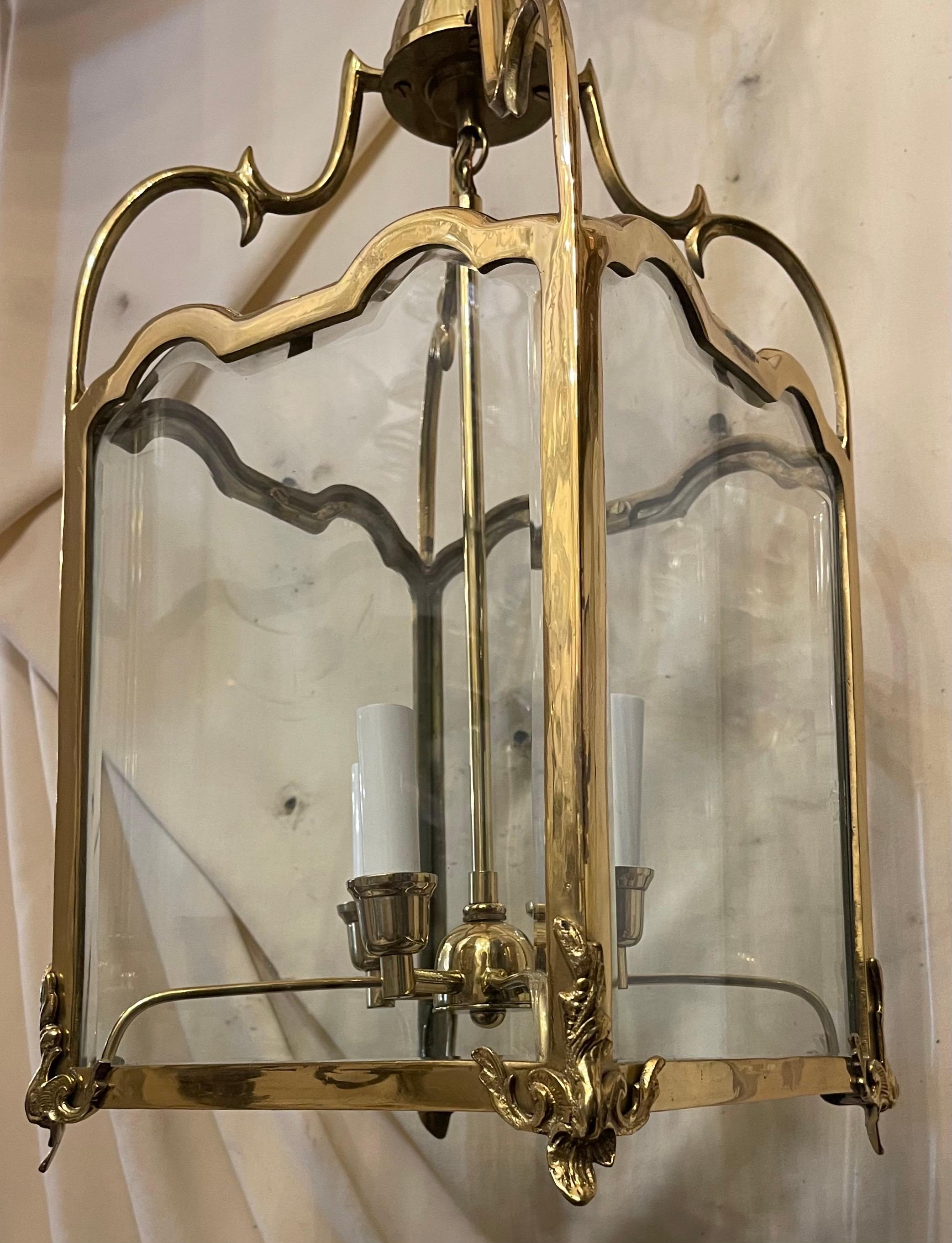 Merveilleuse lanterne suspendue carrée en laiton poli Vaughan, de fabrication française Bon état - En vente à Roslyn, NY