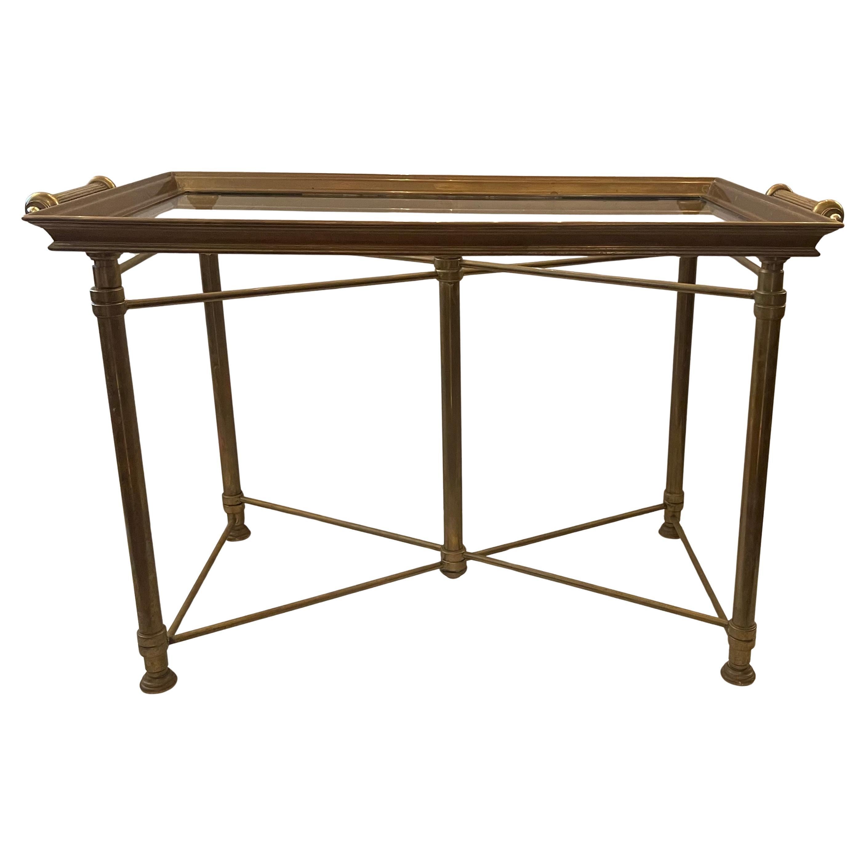 Merveilleuse table de style Régence en laiton avec plateau en verre amovible, table à café / cocktail pour le service des majordomes 
