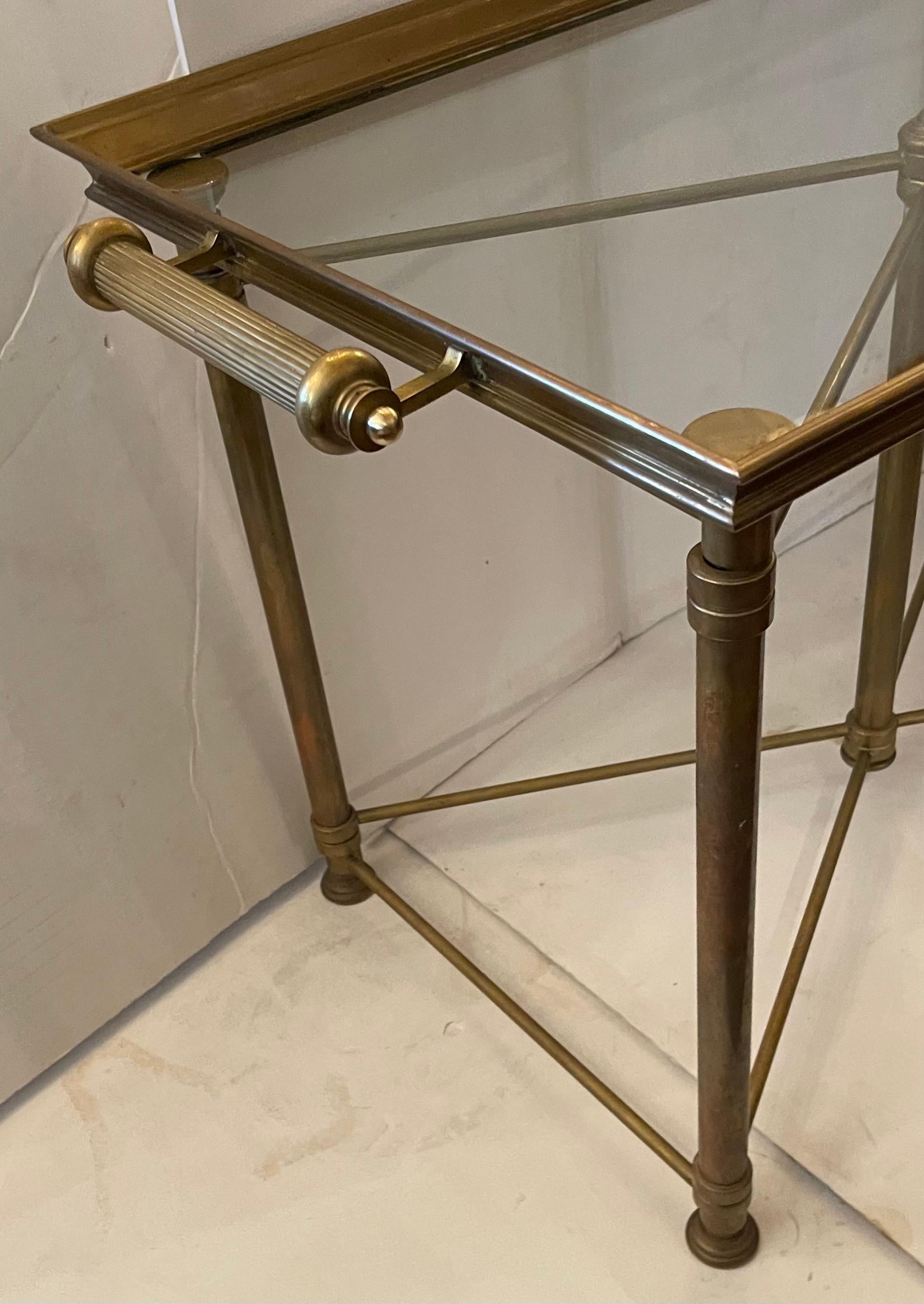 Regency Merveilleuse table de service de style Régence française en laiton avec plateau pour café et cocktails en vente
