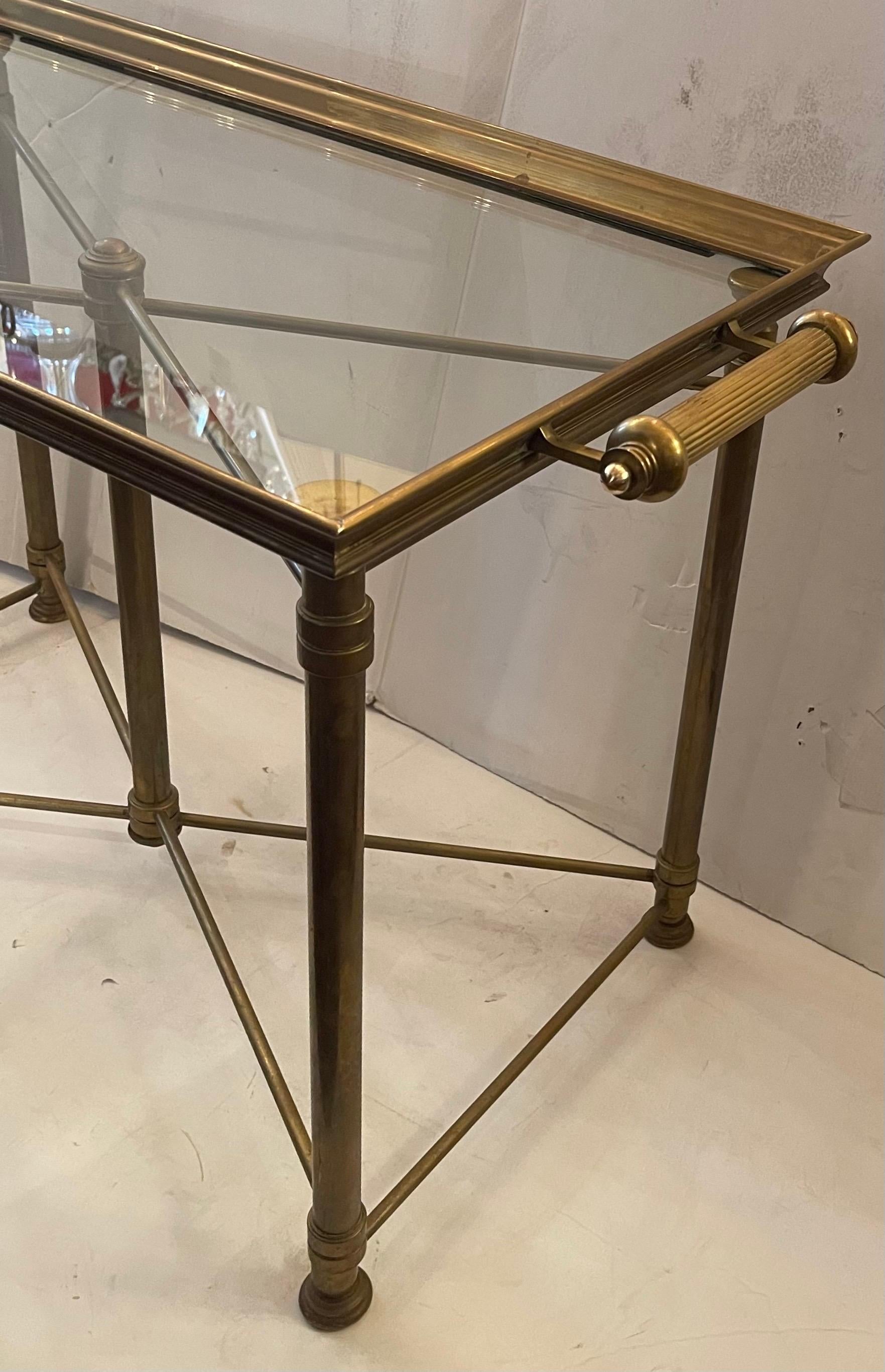Merveilleuse table de service de style Régence française en laiton avec plateau pour café et cocktails Bon état - En vente à Roslyn, NY