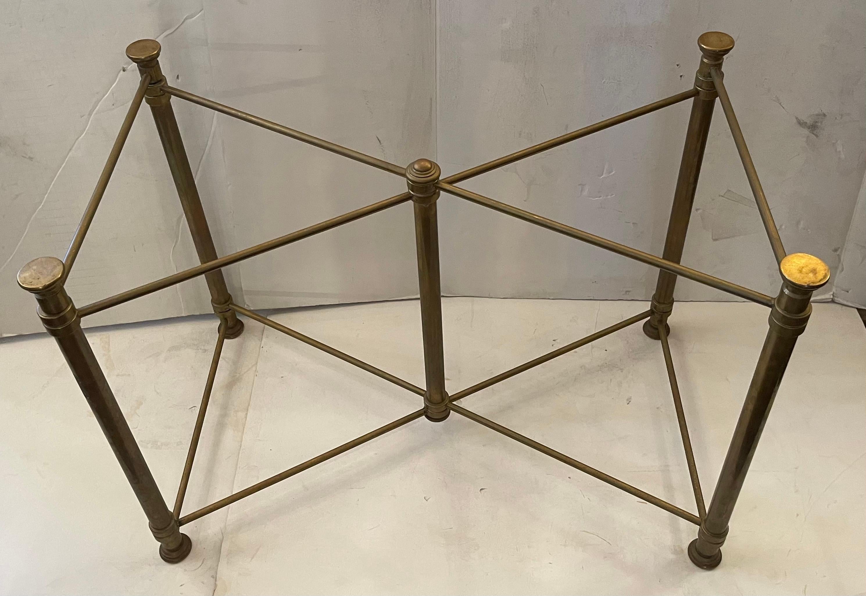 20ième siècle Merveilleuse table de service de style Régence française en laiton avec plateau pour café et cocktails en vente