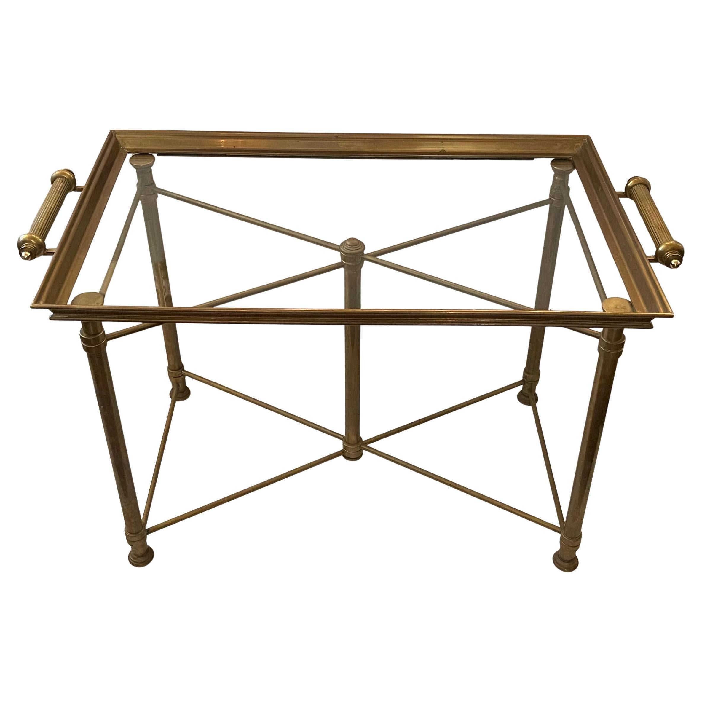 Merveilleuse table de service de style Régence française en laiton avec plateau pour café et cocktails en vente