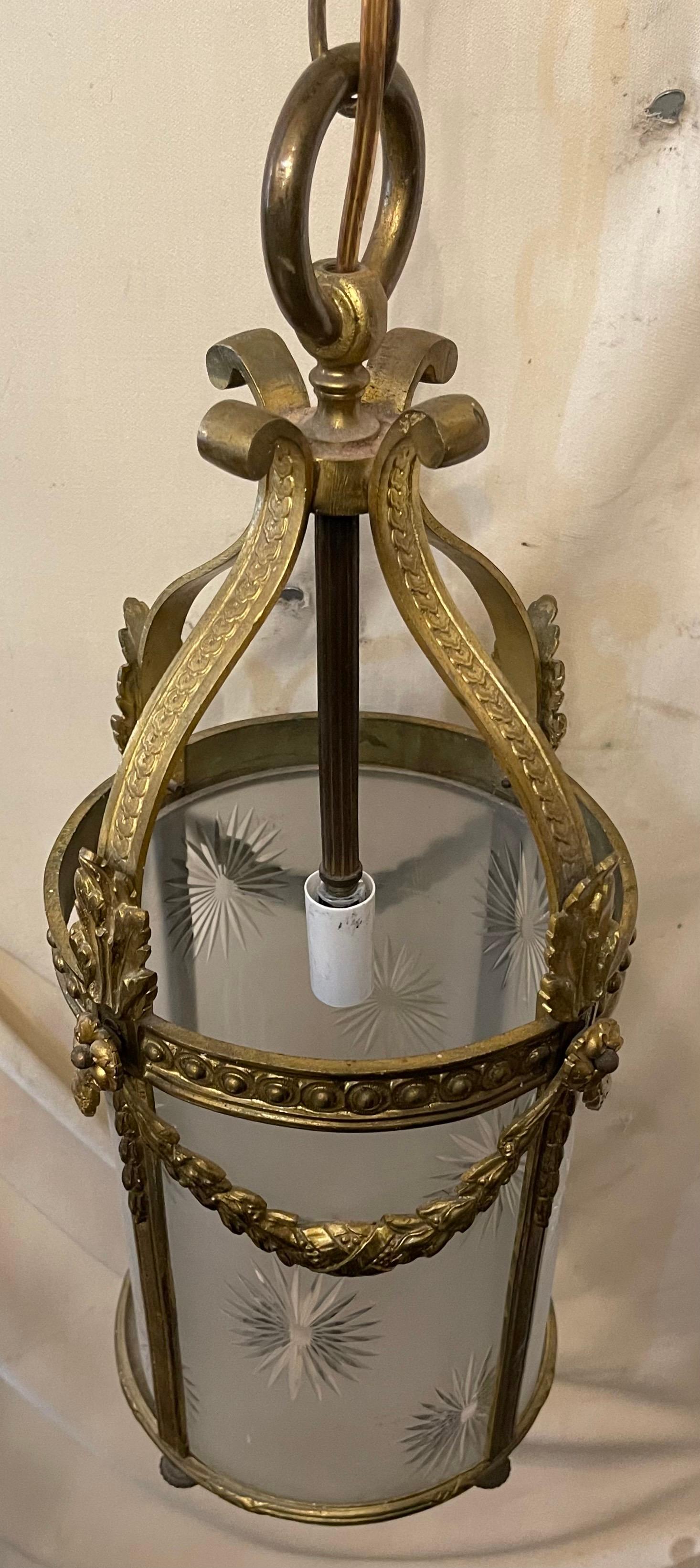 Wonderful French Regency Bronze Louis XV Star Frosted Art Glass Lantern Fixture In Good Condition For Sale In Roslyn, NY