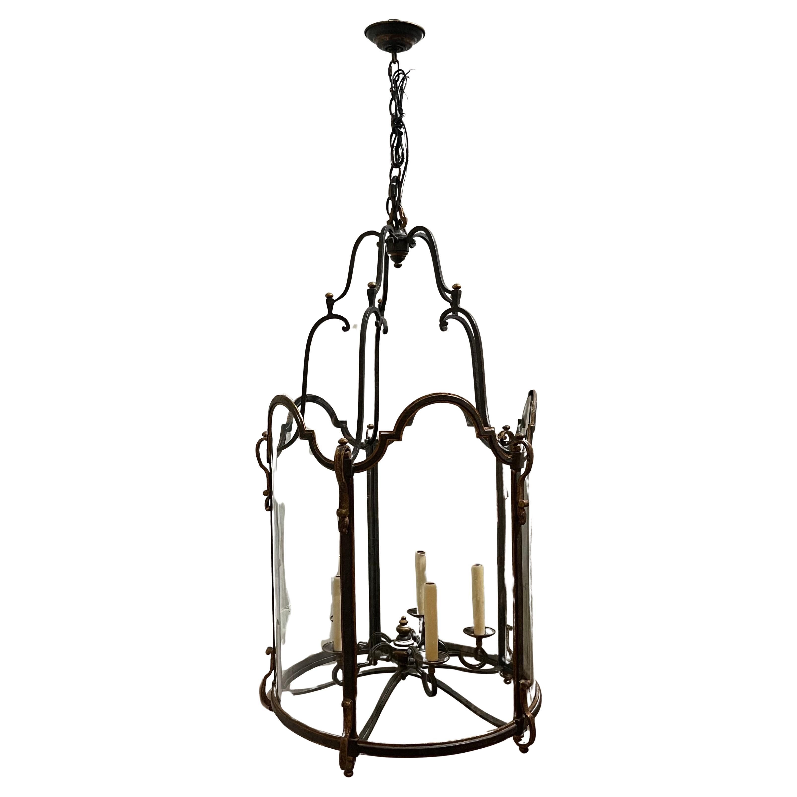 Regency Merveilleux lustre de la Régence française en fer forgé doré avec grande lanterne en verre en vente