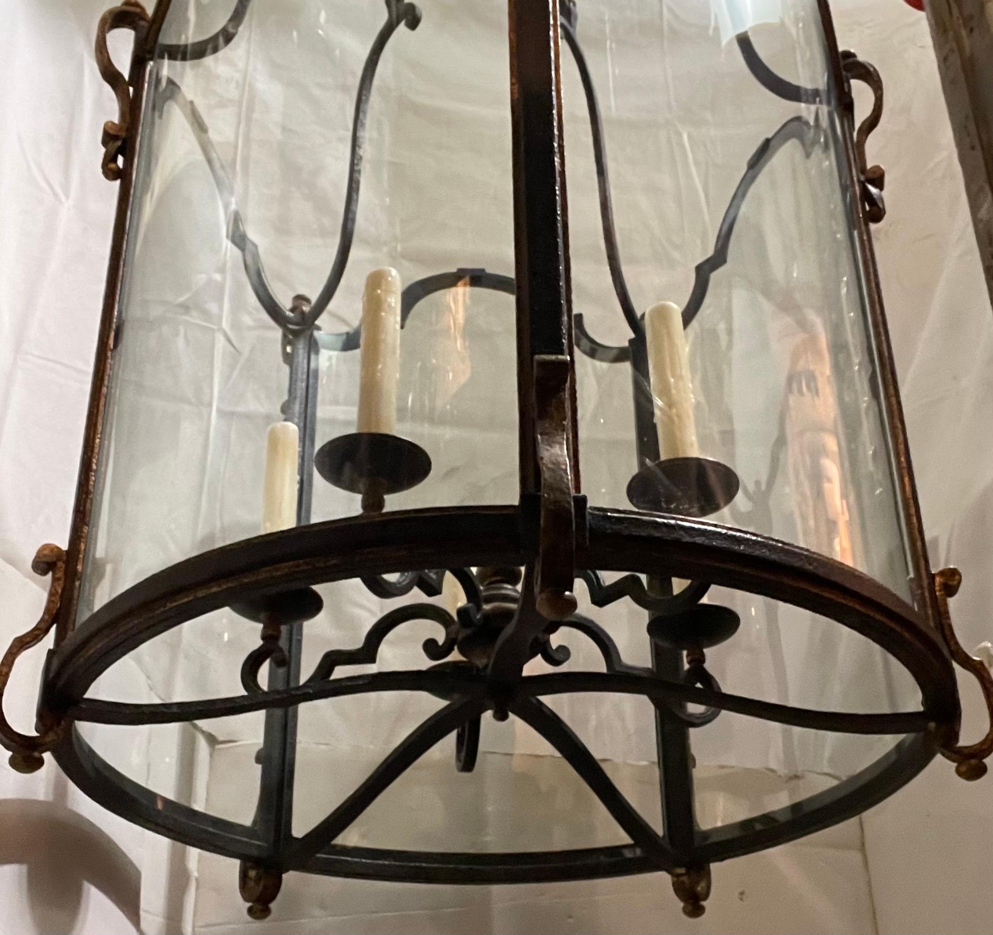 Doré Merveilleux lustre de la Régence française en fer forgé doré avec grande lanterne en verre en vente