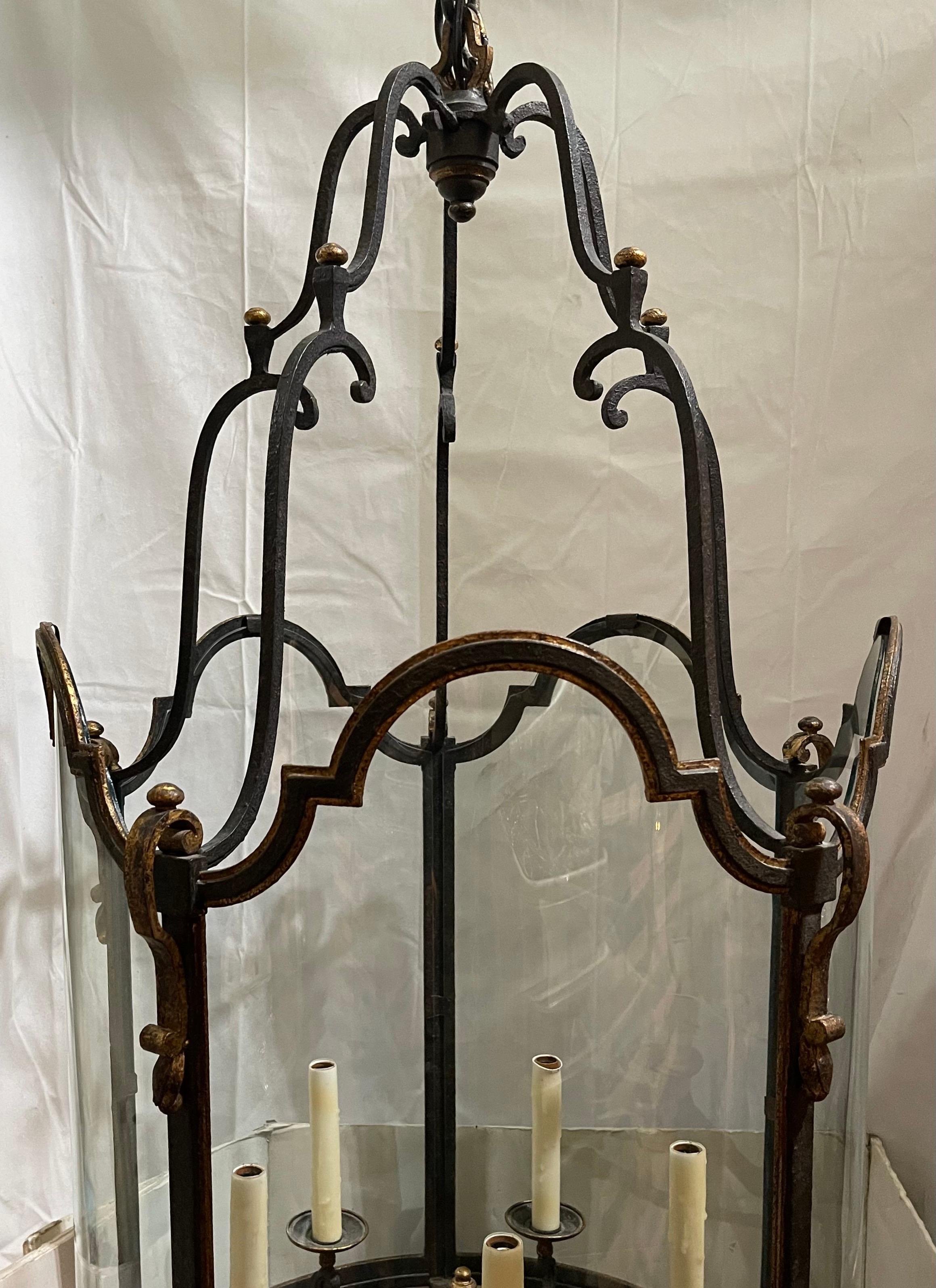 Merveilleux lustre de la Régence française en fer forgé doré avec grande lanterne en verre Bon état - En vente à Roslyn, NY