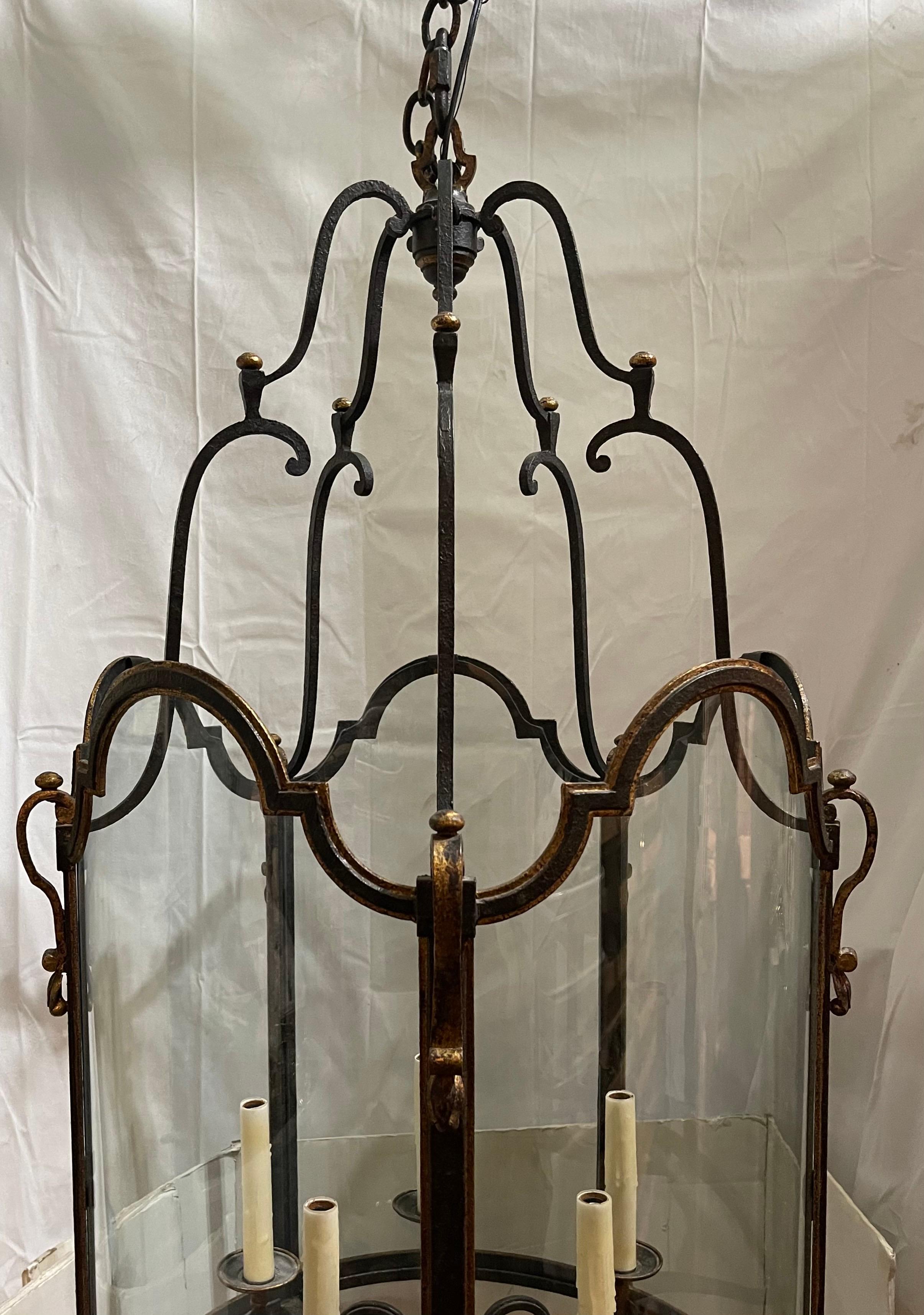 20ième siècle Merveilleux lustre de la Régence française en fer forgé doré avec grande lanterne en verre en vente