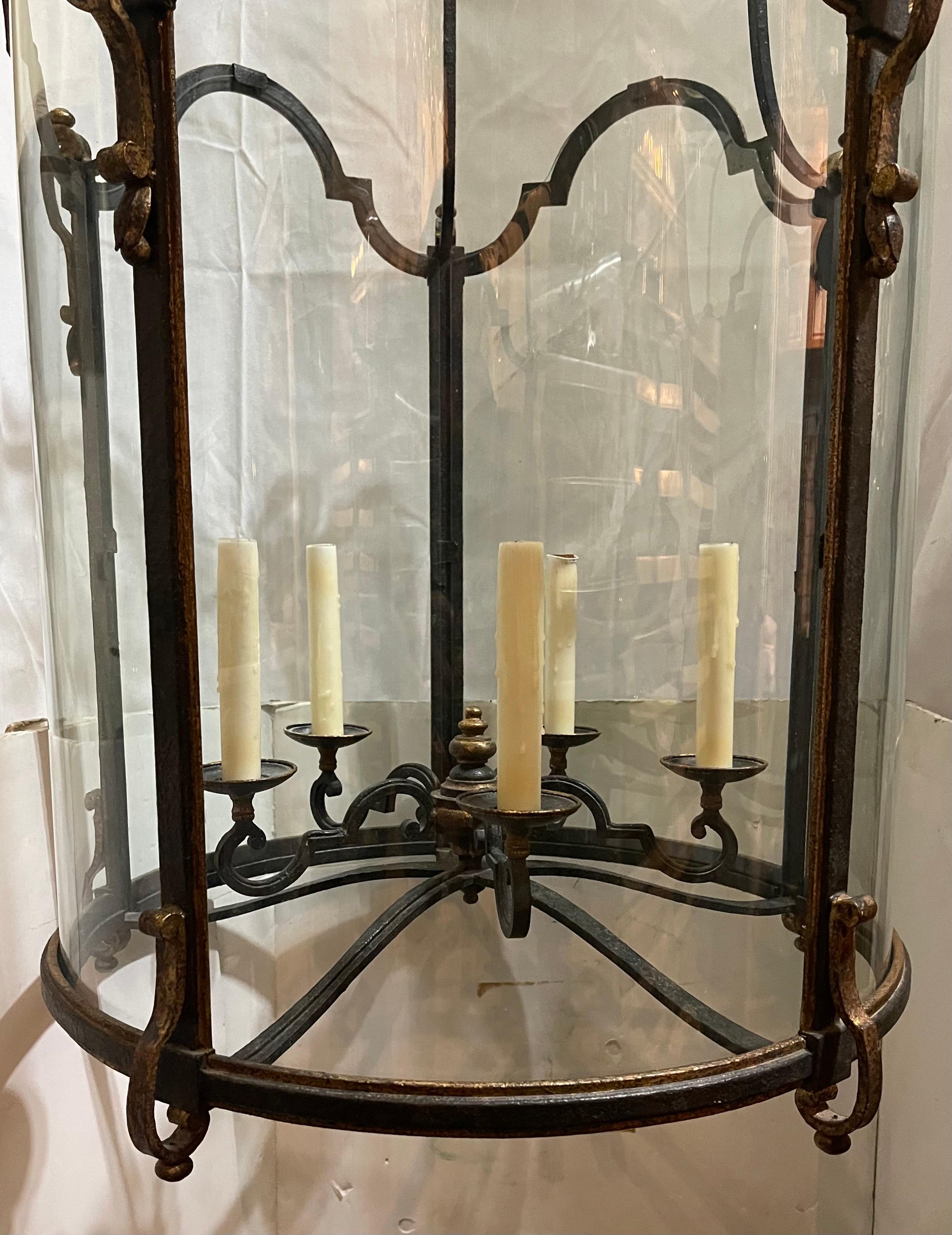 Verre brun Merveilleux lustre de la Régence française en fer forgé doré avec grande lanterne en verre en vente