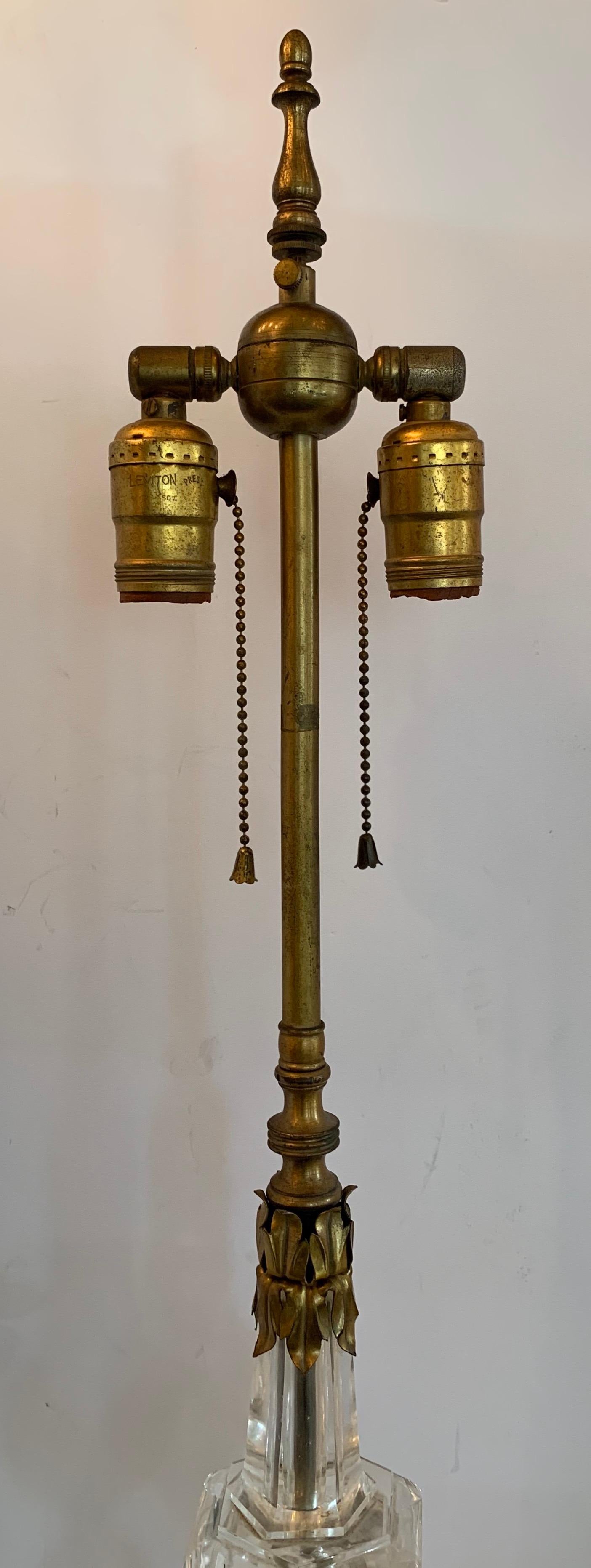 Doré Merveilleuse lampe Caldwell de style Régence française en bronze et cristal de roche monté en bronze doré en vente