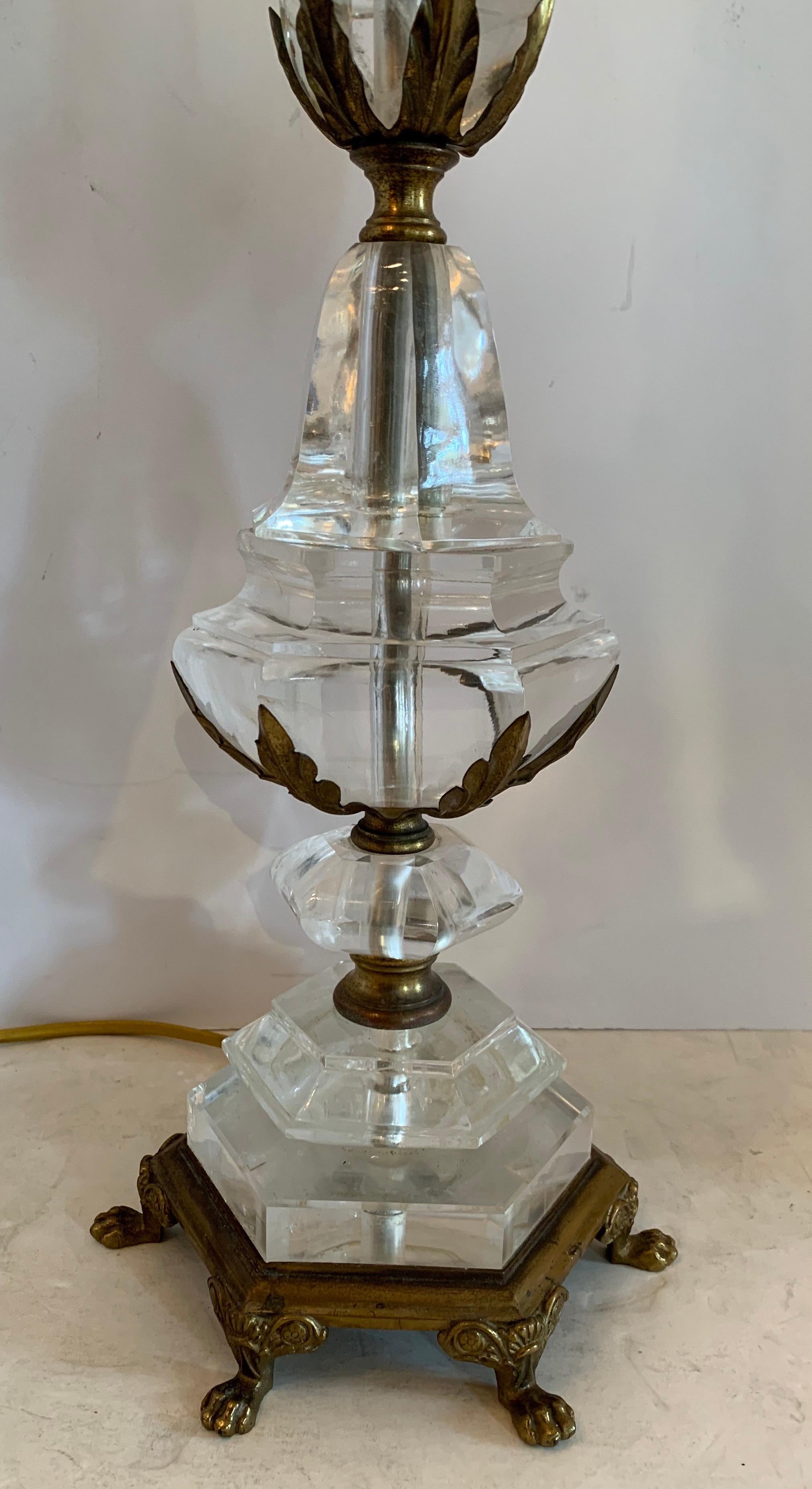 Merveilleuse lampe Caldwell de style Régence française en bronze et cristal de roche monté en bronze doré Bon état - En vente à Roslyn, NY