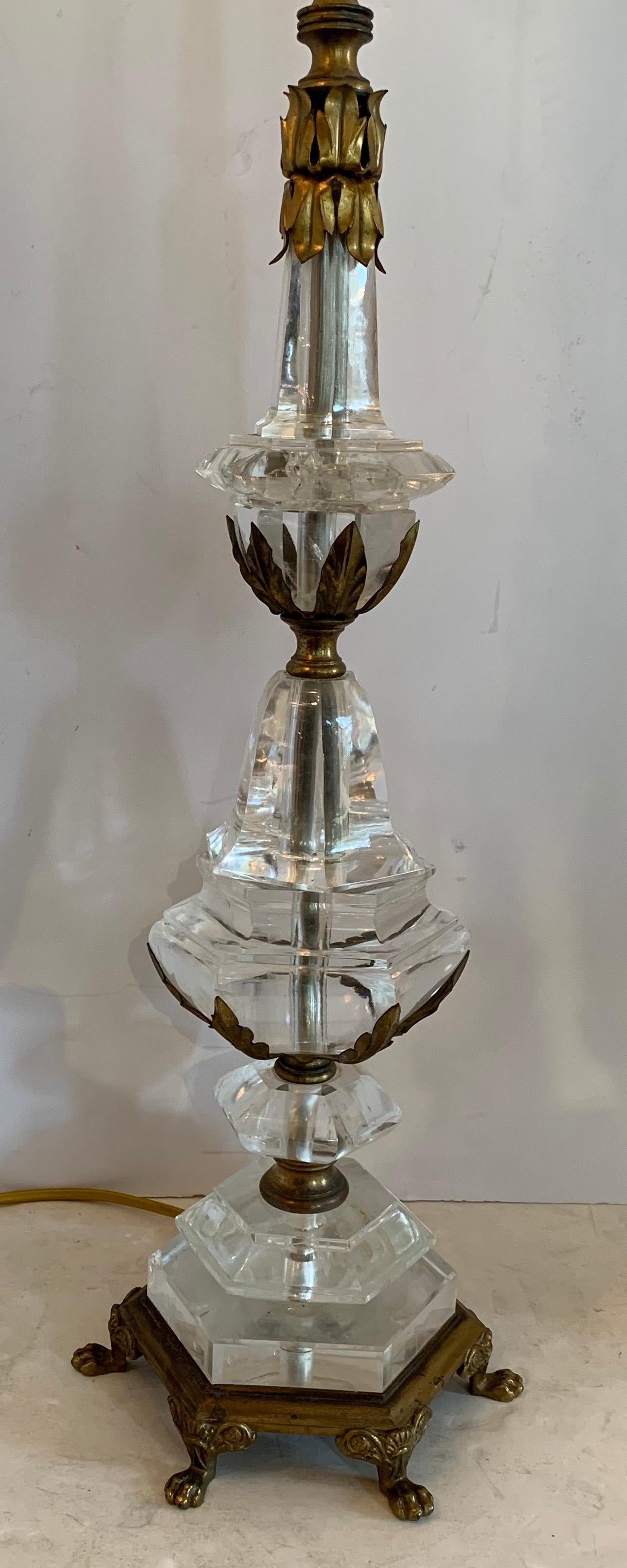 20ième siècle Merveilleuse lampe Caldwell de style Régence française en bronze et cristal de roche monté en bronze doré en vente