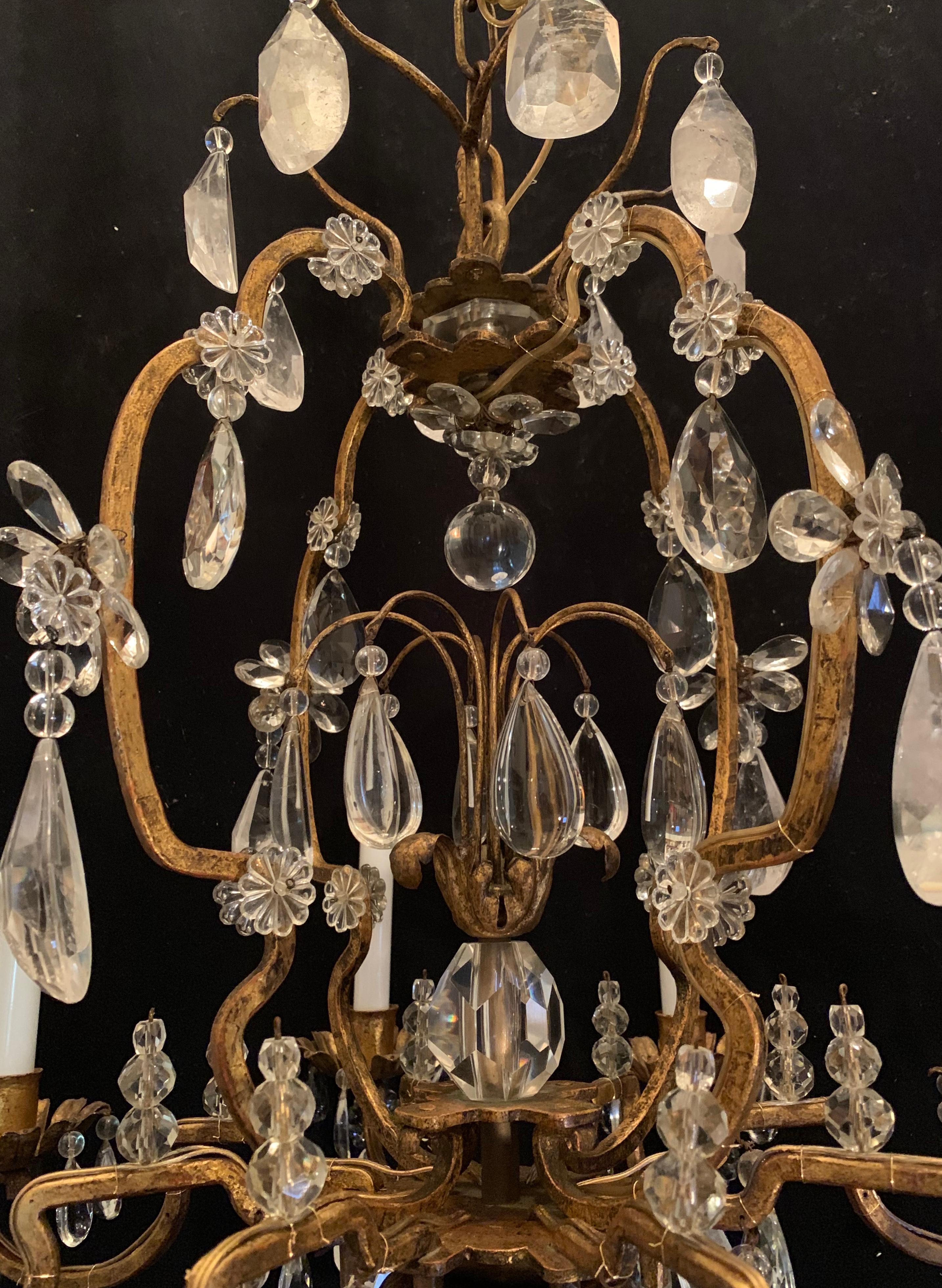 20ième siècle Magnifique lustre français en cristal de roche doré à la feuille d'or, 8 lumières, cage à oiseaux Baguès. en vente