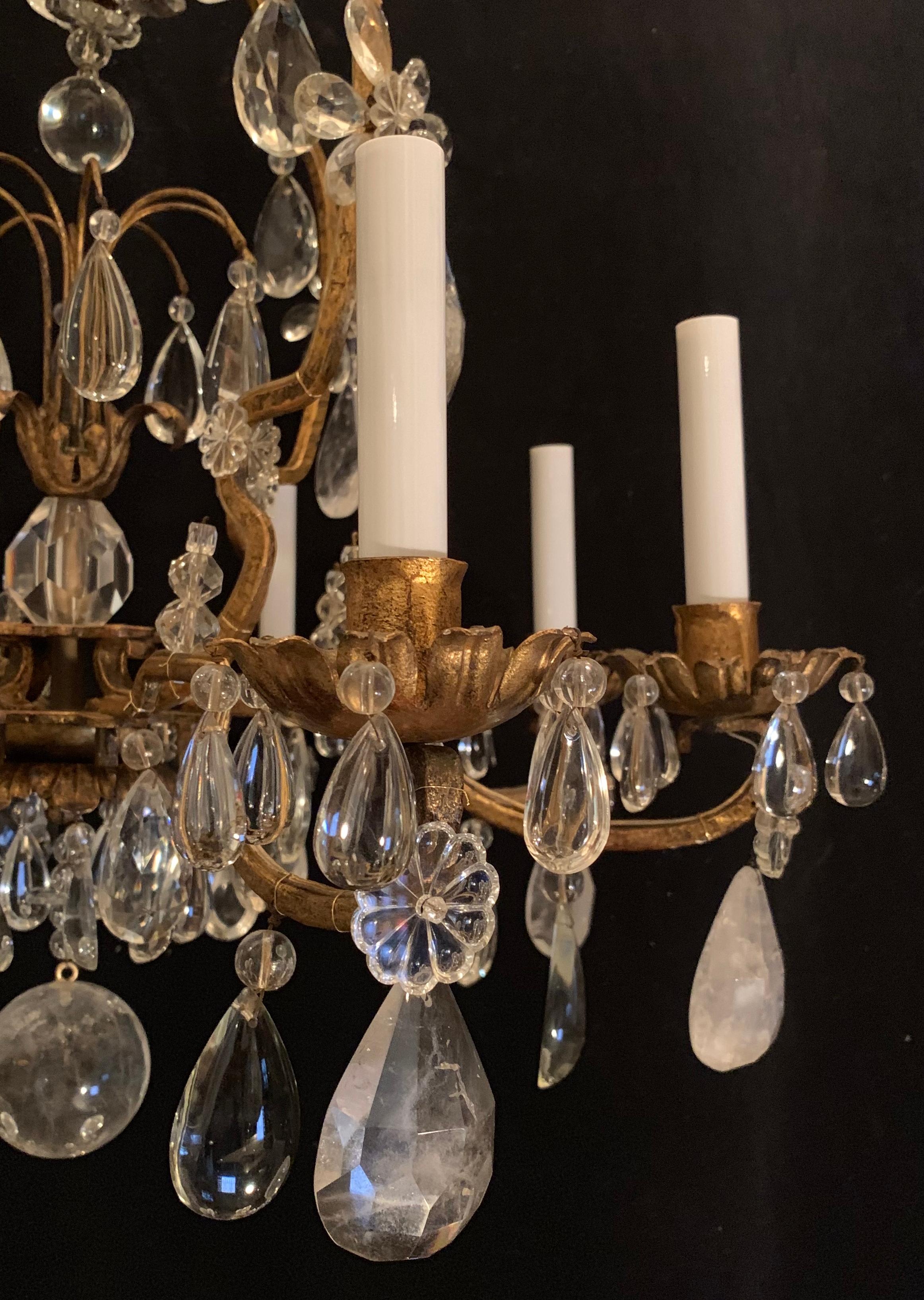 XX secolo Meraviglioso lampadario a 8 luci con gabbia per uccelli Baguès in cristallo di rocca francese dorato in vendita