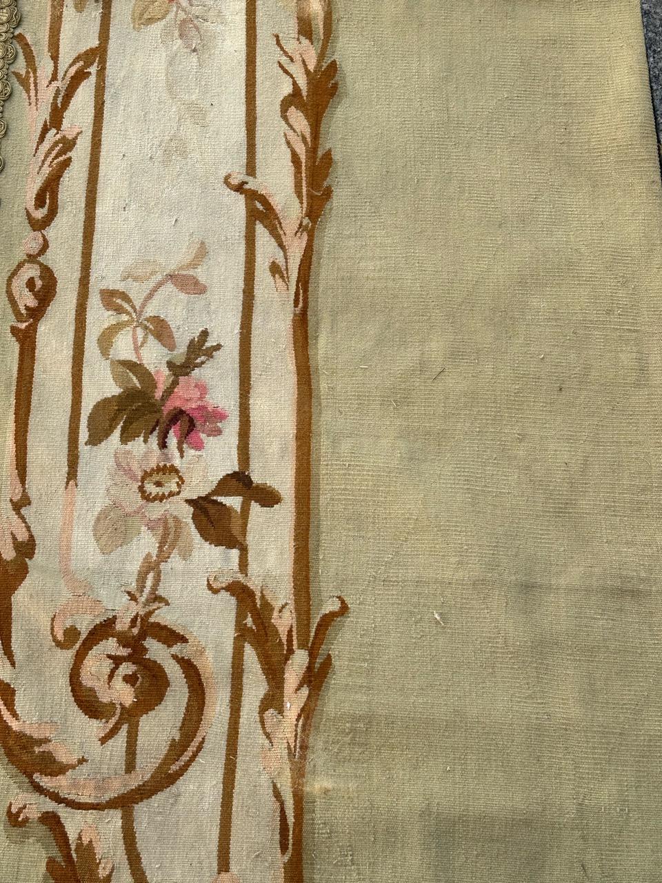 Sehr schöne Aubusson Valence Wandteppich aus dem späten 19. Jahrhundert von Napoleon die dritte Periode, mit schönen floralen Muster und schönen Farben, ganz und fein handgewebt mit Wolle und Seide.
Reparaturen!
✨✨✨
