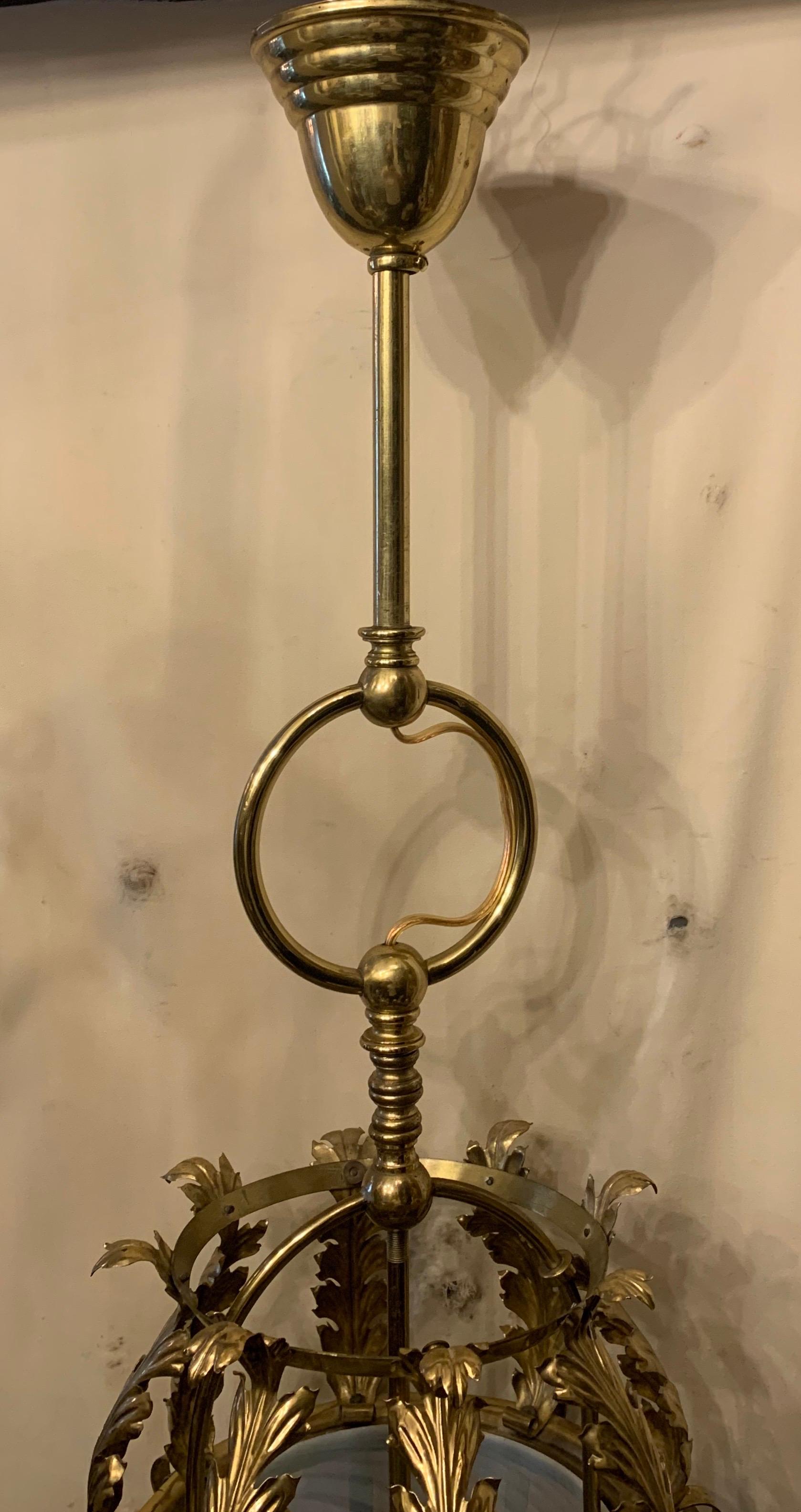 Una meravigliosa lanterna a sospensione francese in vetro di vaselina e ottone lucido con 3 candelabri
Siamo in grado di modificare l'altezza.