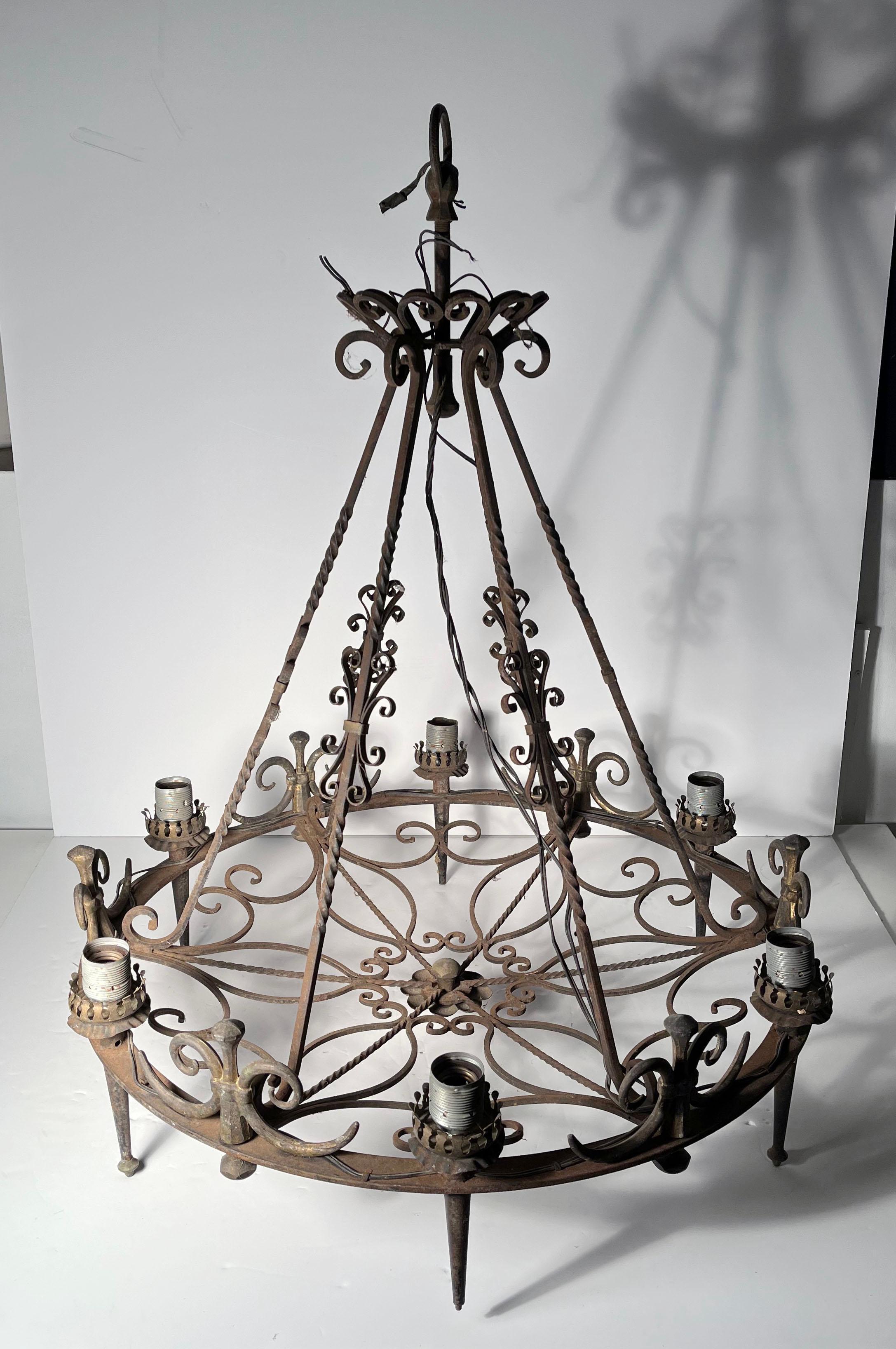 Art Déco Meraviglioso lampadario francese in ferro battuto con motivo floreale Art Deco in vendita