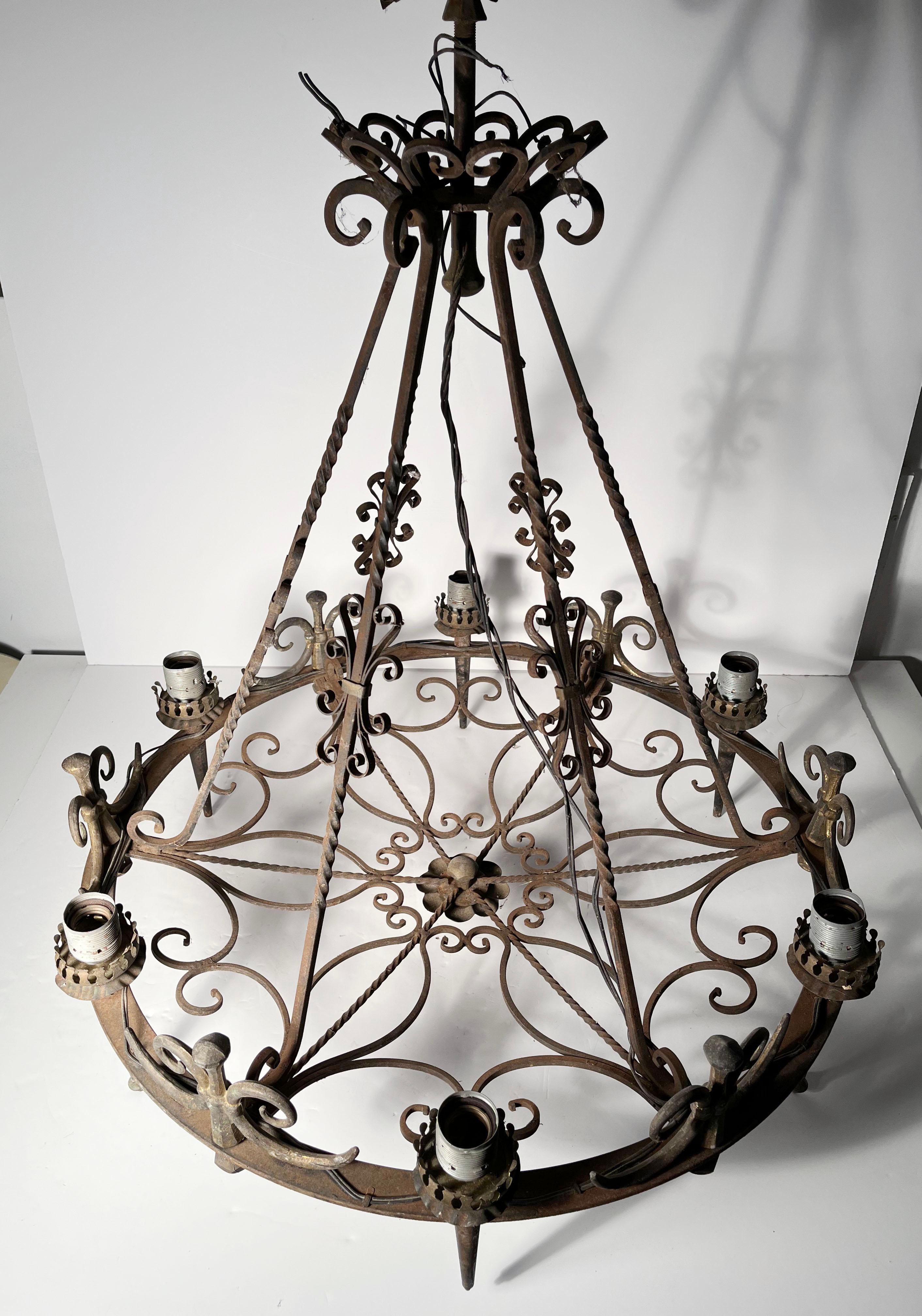 Ferro Meraviglioso lampadario francese in ferro battuto con motivo floreale Art Deco in vendita