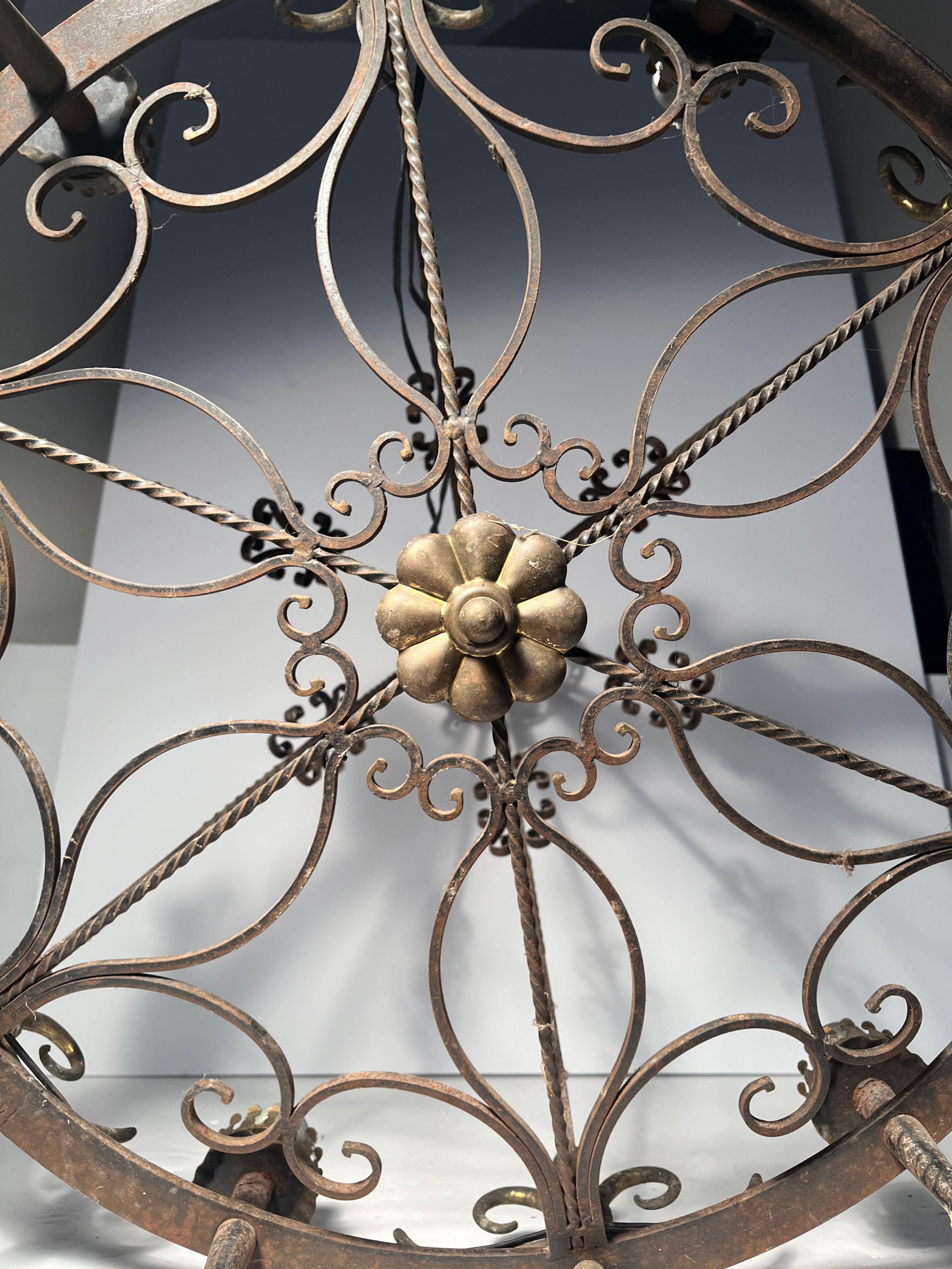 Meraviglioso lampadario francese in ferro battuto con motivo floreale Art Deco in vendita 2