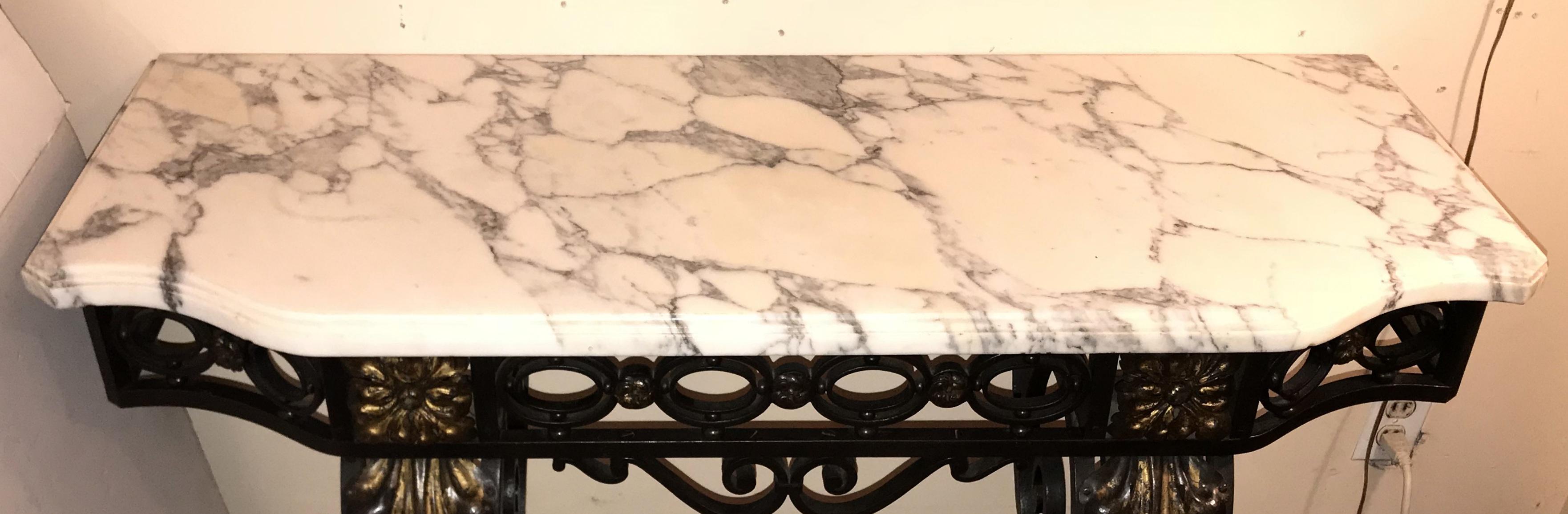 Français Merveilleuse table console baroque française en fer forgé doré à plateau en marbre Louis XV en vente